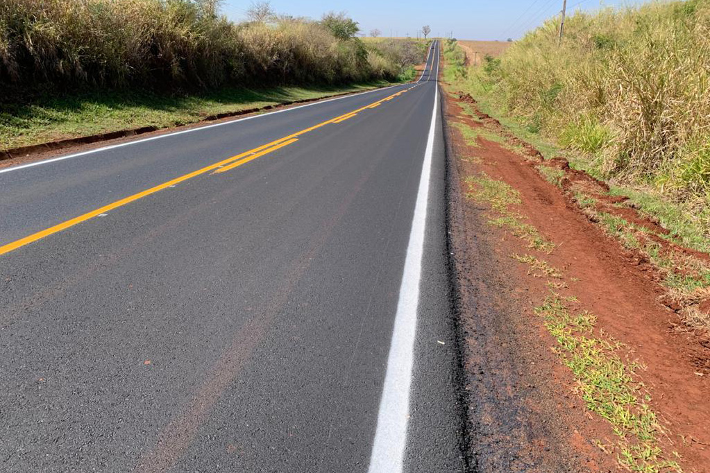 O Departamento de Estradas de Rodagem do Paraná (DER/PR) está realizando melhorias em
um trecho de 31,48 quilômetros da PR-518, de Santa Mariana até o rio Paranapanema, divisa
com São Paulo, no Norte Pioneiro.Foto: DER