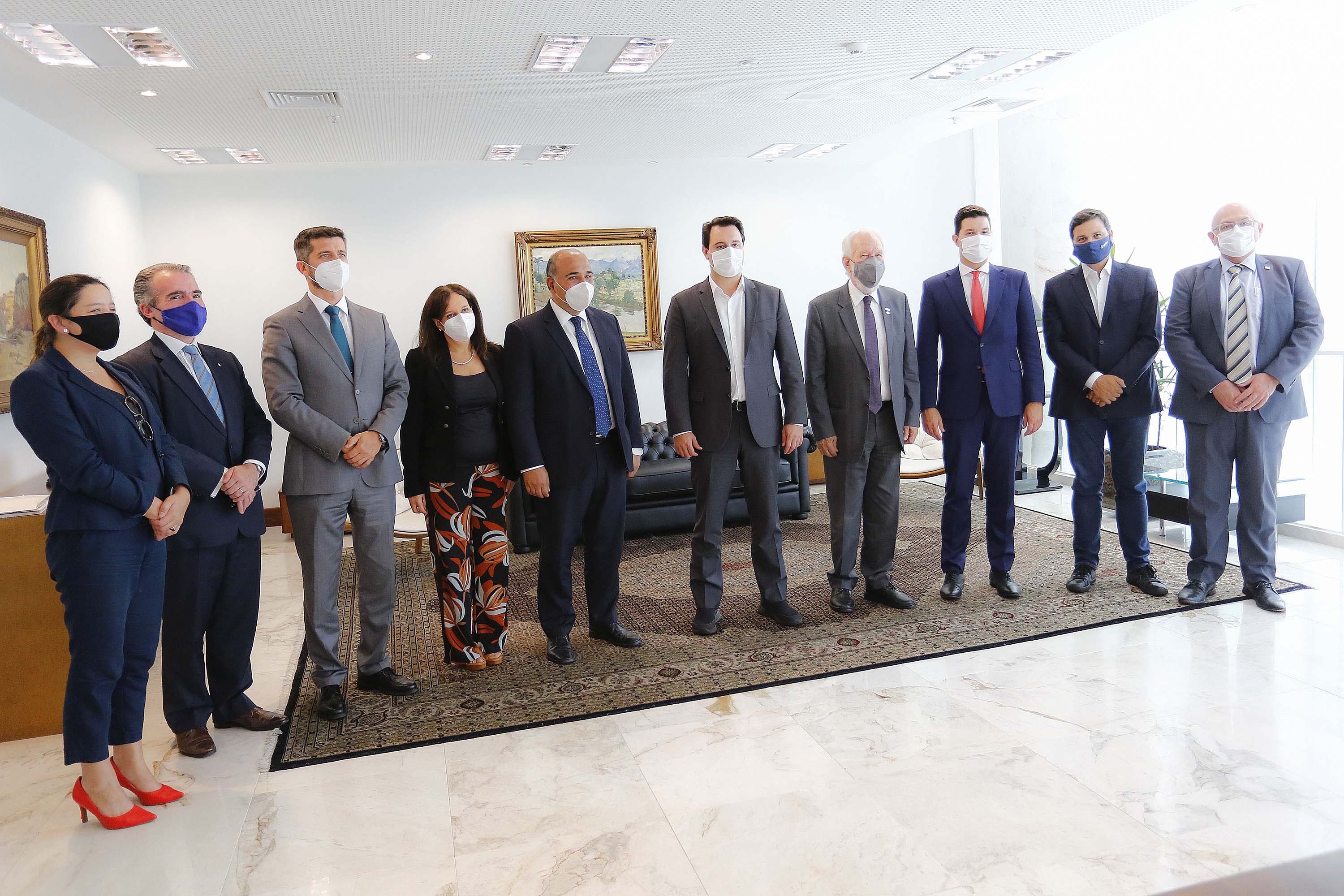 O governador Carlos Massa Ratinho Junior recebeu nesta terça-feira (8), no Palácio Iguaçu, em Curitiba, o governador da província argentina de Tucumán, Juan Luis Manzur. Foto: Jonathan Campos/AEN