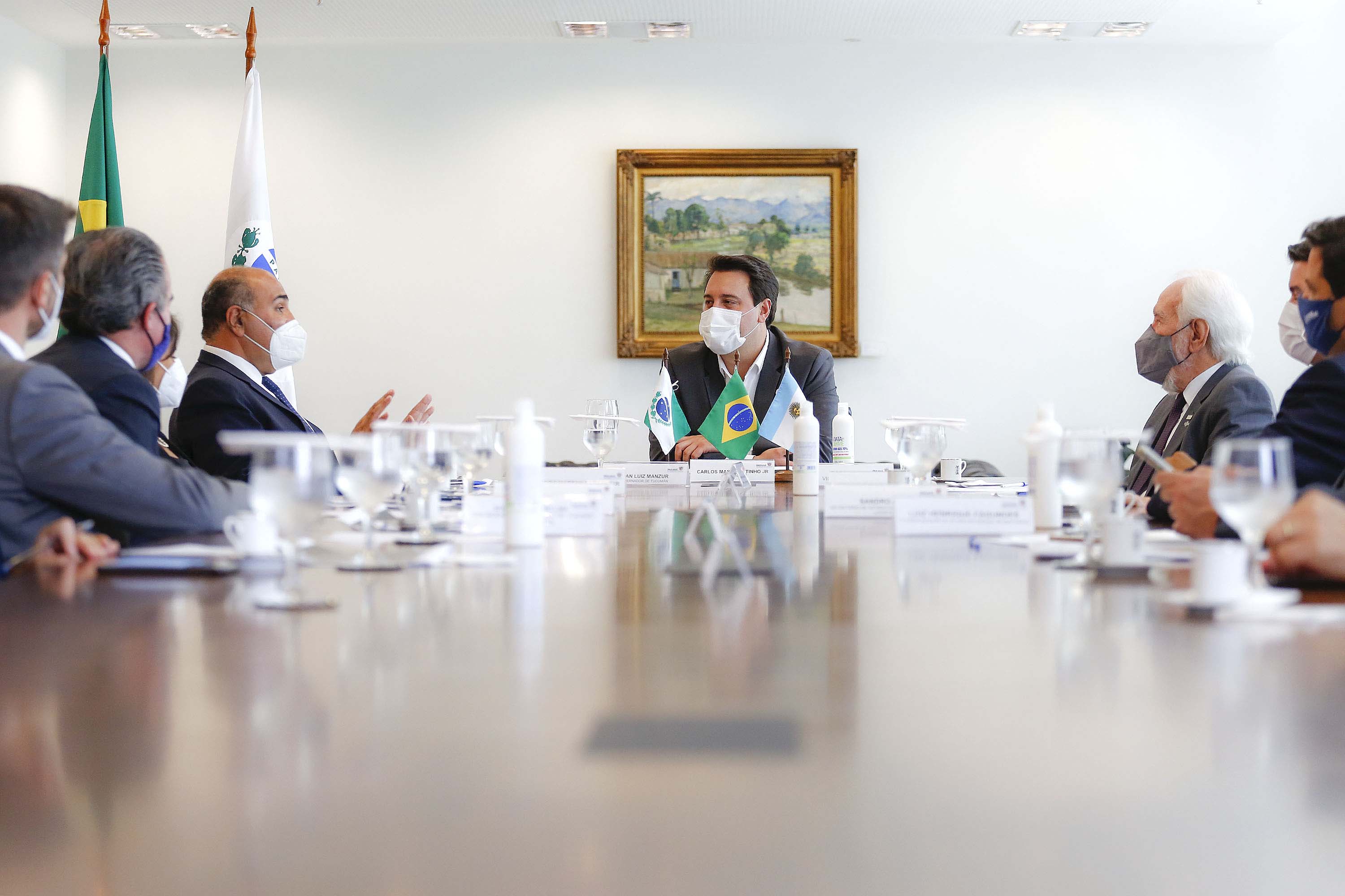 O governador Carlos Massa Ratinho Junior recebeu nesta terça-feira (8), no Palácio Iguaçu, em Curitiba, o governador da província argentina de Tucumán, Juan Luis Manzur. Foto: Jonathan Campos/AEN