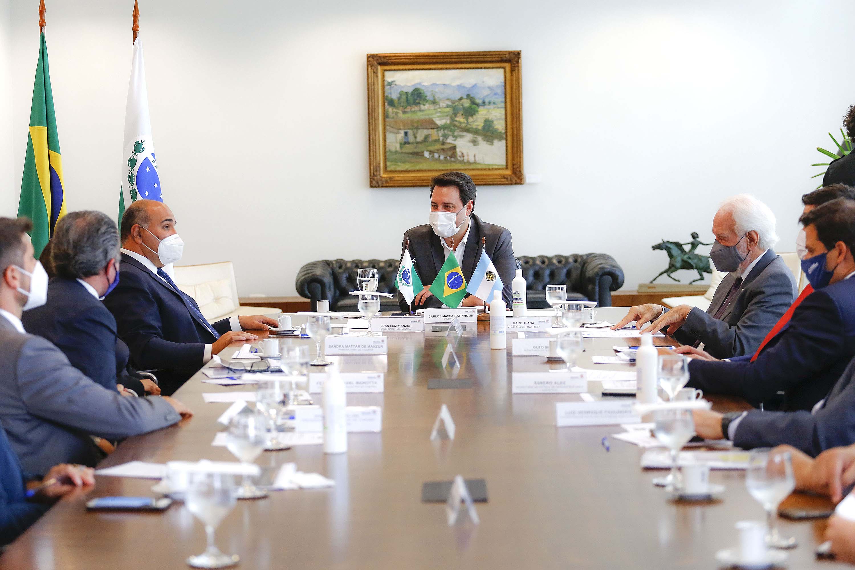 O governador Carlos Massa Ratinho Junior recebeu nesta terça-feira (8), no Palácio Iguaçu, em Curitiba, o governador da província argentina de Tucumán, Juan Luis Manzur. Foto: Jonathan Campos/AEN