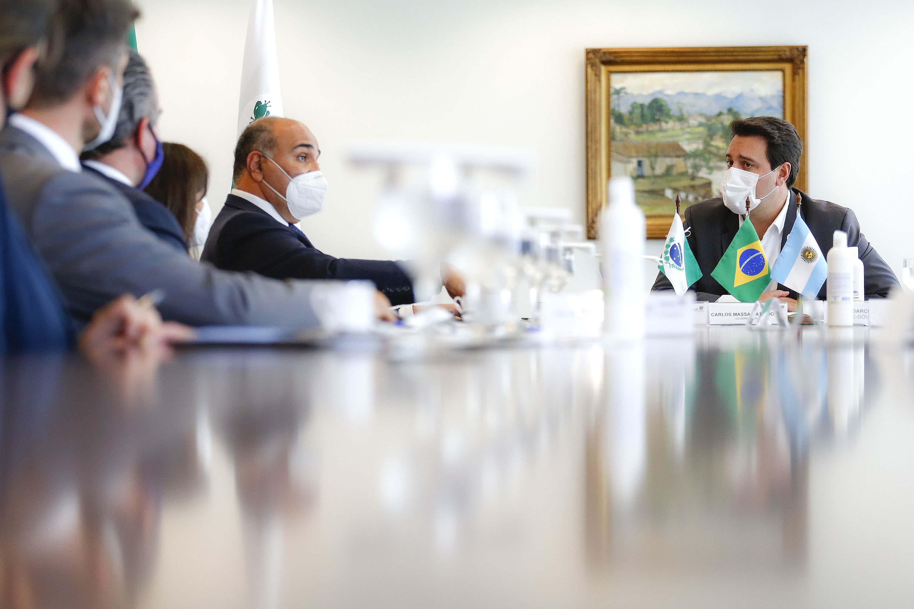 O governador Carlos Massa Ratinho Junior recebeu nesta terça-feira (8), no Palácio Iguaçu, em Curitiba, o governador da província argentina de Tucumán, Juan Luis Manzur. Foto: Jonathan Campos/AEN