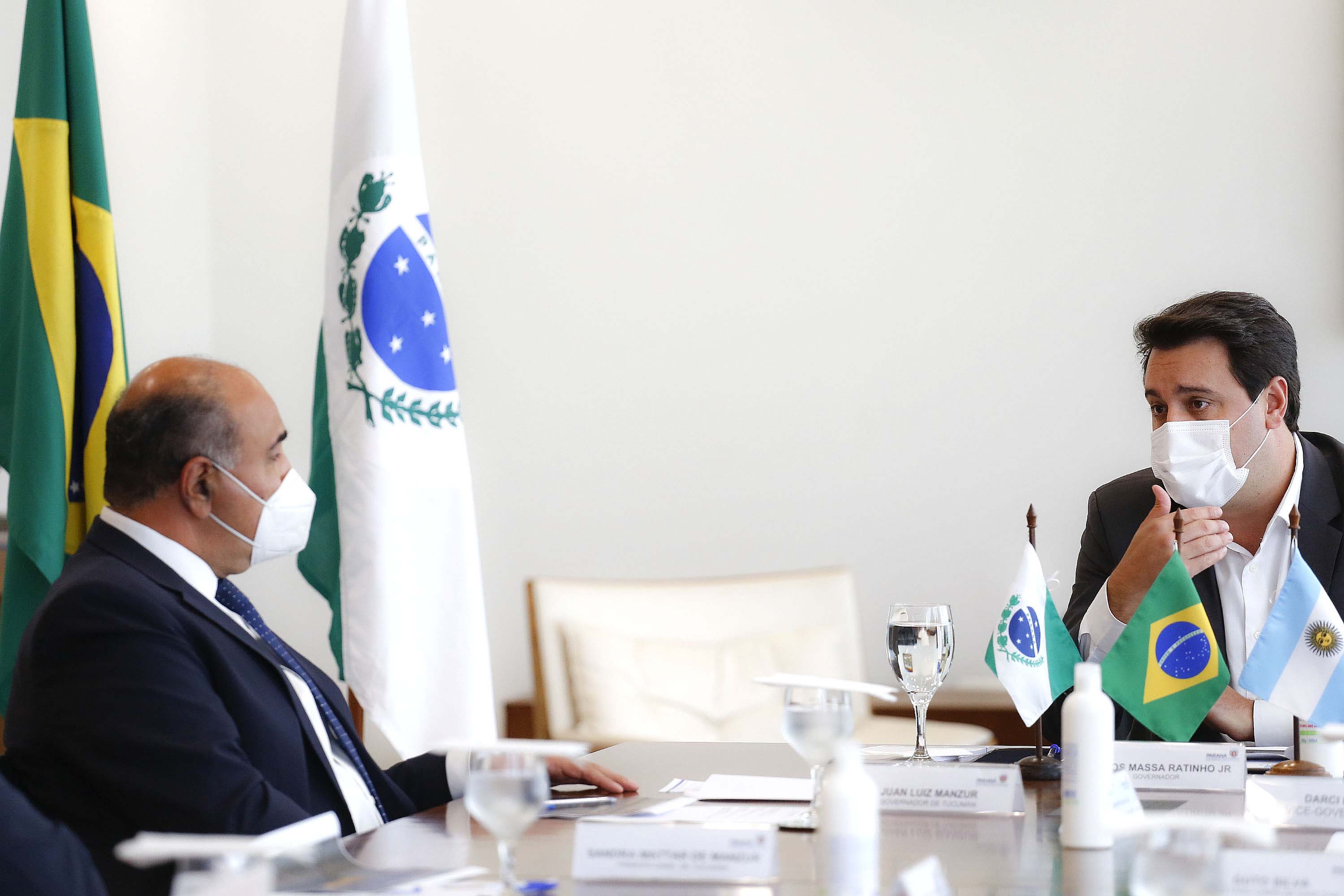 O governador Carlos Massa Ratinho Junior recebeu nesta terça-feira (8), no Palácio Iguaçu, em Curitiba, o governador da província argentina de Tucumán, Juan Luis Manzur. Foto: Jonathan Campos/AEN