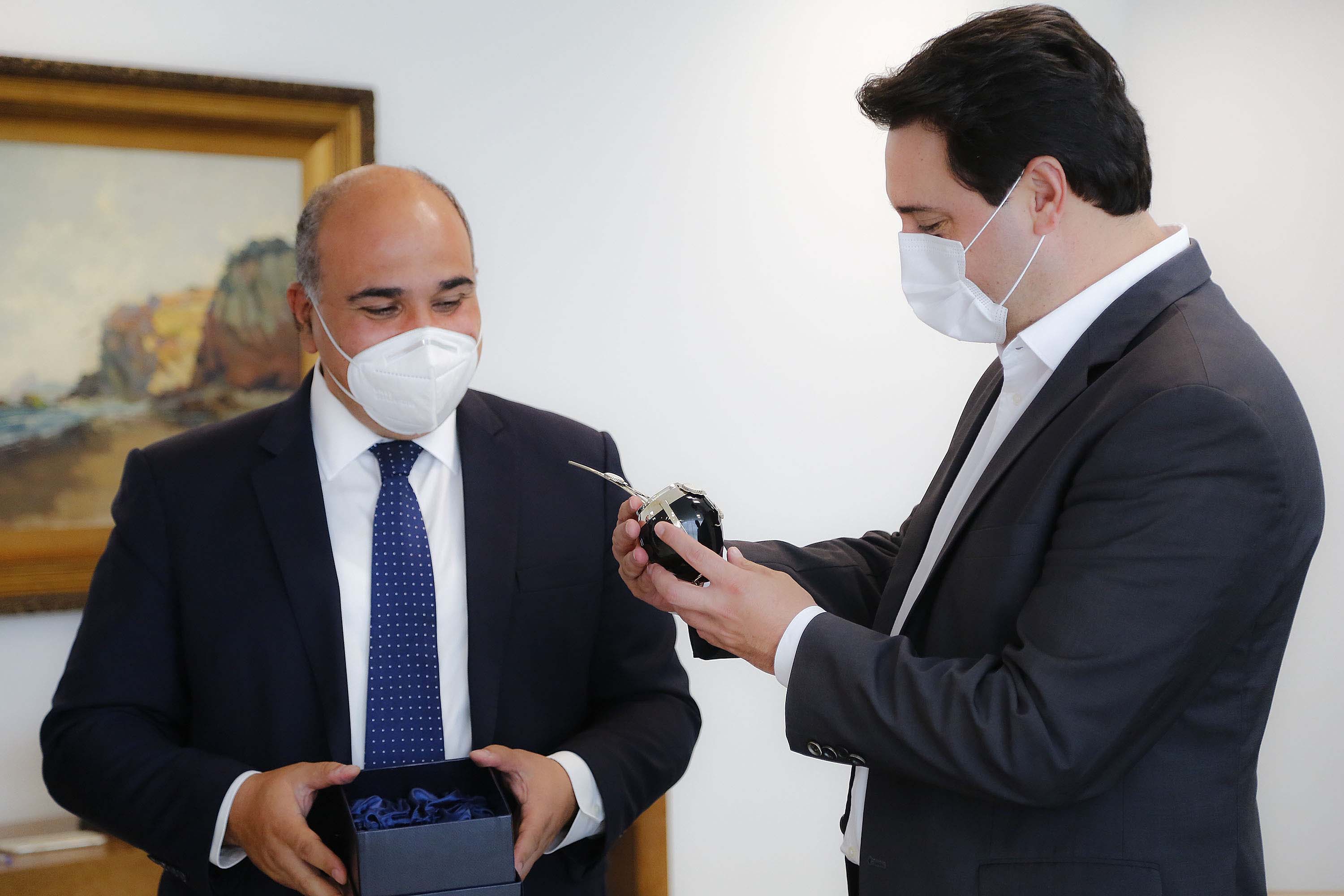 O governador Carlos Massa Ratinho Junior recebeu nesta terça-feira (8), no Palácio Iguaçu, em Curitiba, o governador da província argentina de Tucumán, Juan Luis Manzur. Foto: Jonathan Campos/AEN