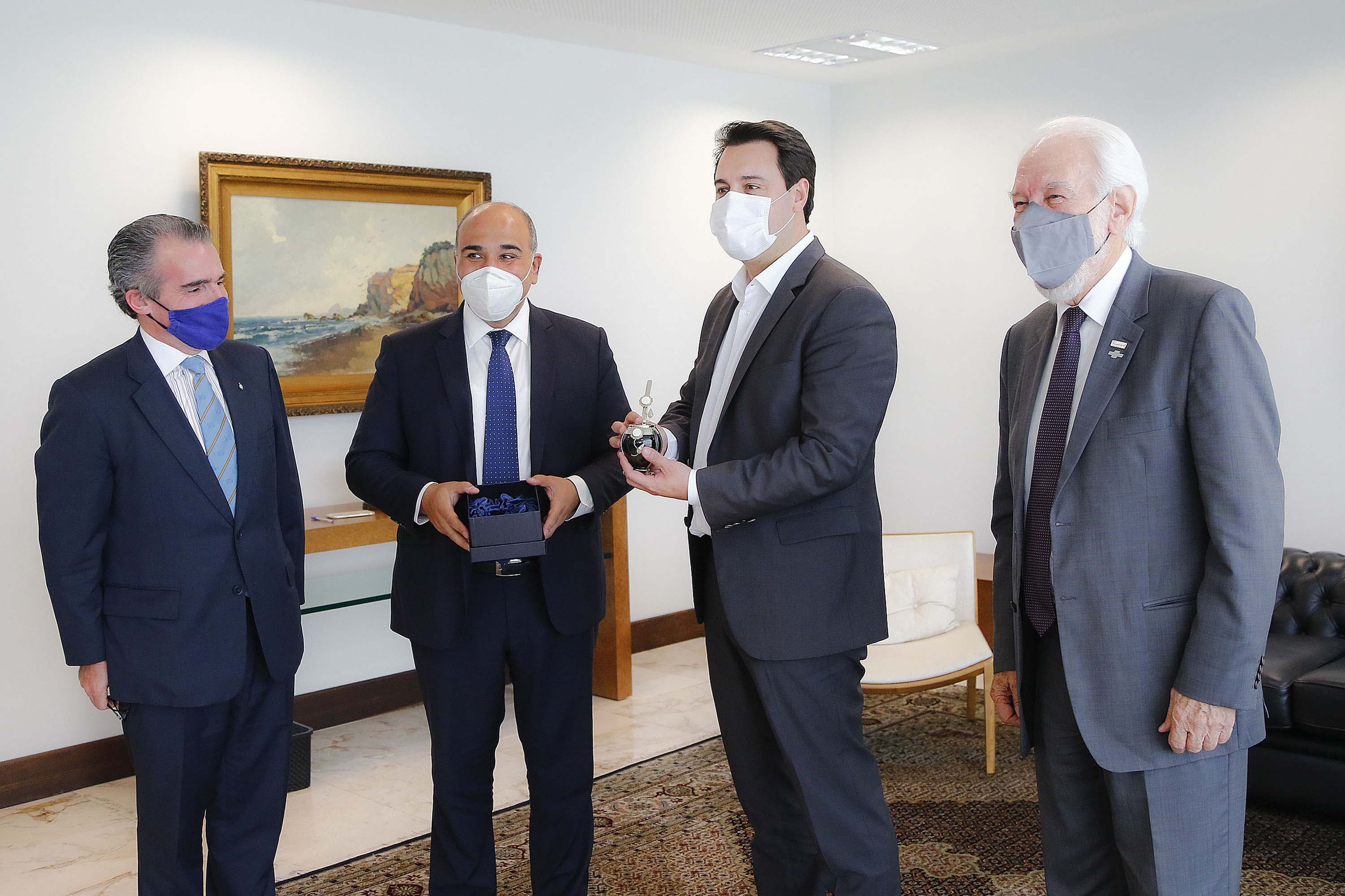 O governador Carlos Massa Ratinho Junior recebeu nesta terça-feira (8), no Palácio Iguaçu, em Curitiba, o governador da província argentina de Tucumán, Juan Luis Manzur. Foto: Jonathan Campos/AEN