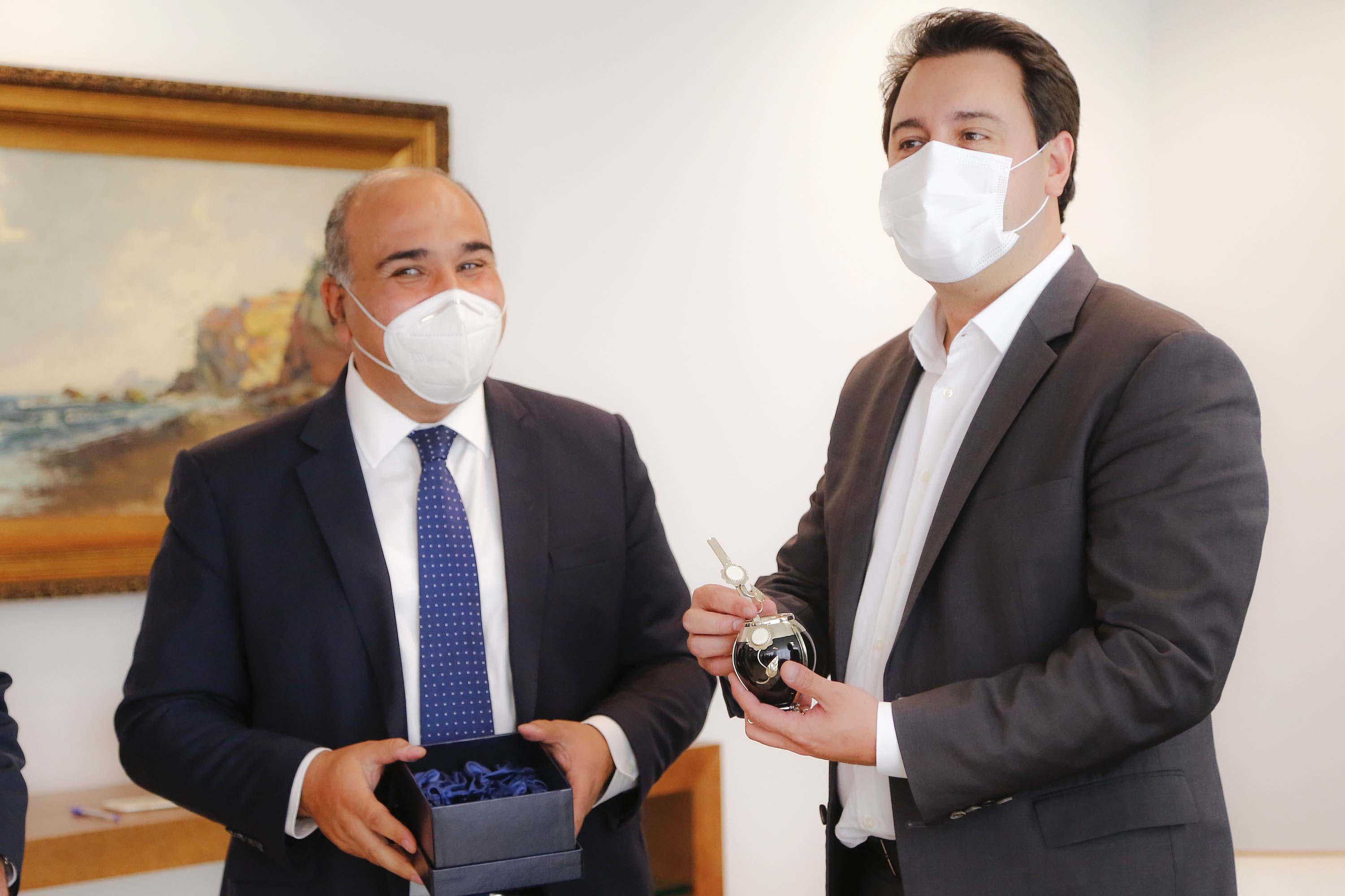 O governador Carlos Massa Ratinho Junior recebeu nesta terça-feira (8), no Palácio Iguaçu, em Curitiba, o governador da província argentina de Tucumán, Juan Luis Manzur. Foto: Jonathan Campos/AEN