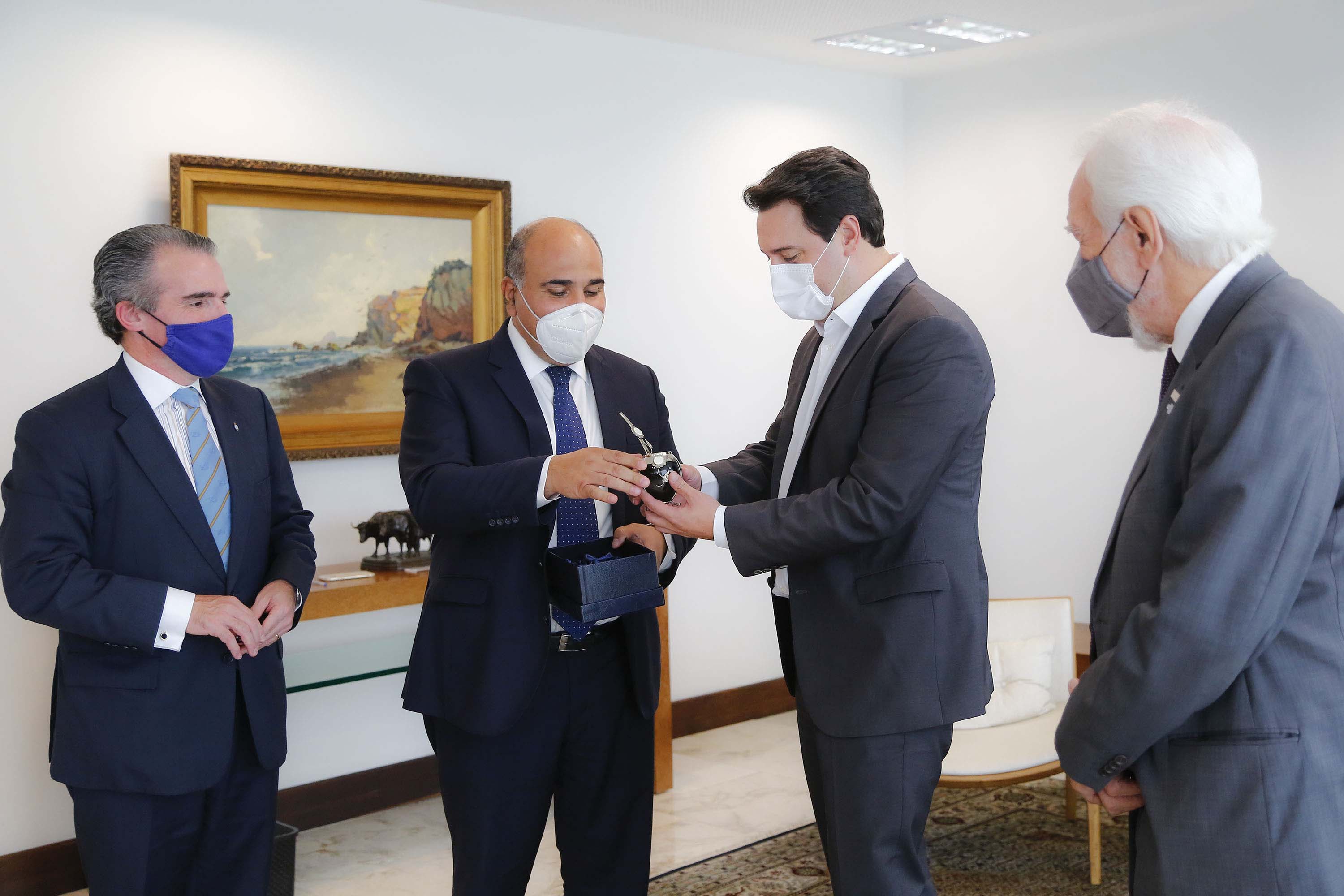 O governador Carlos Massa Ratinho Junior recebeu nesta terça-feira (8), no Palácio Iguaçu, em Curitiba, o governador da província argentina de Tucumán, Juan Luis Manzur. Foto: Jonathan Campos/AEN