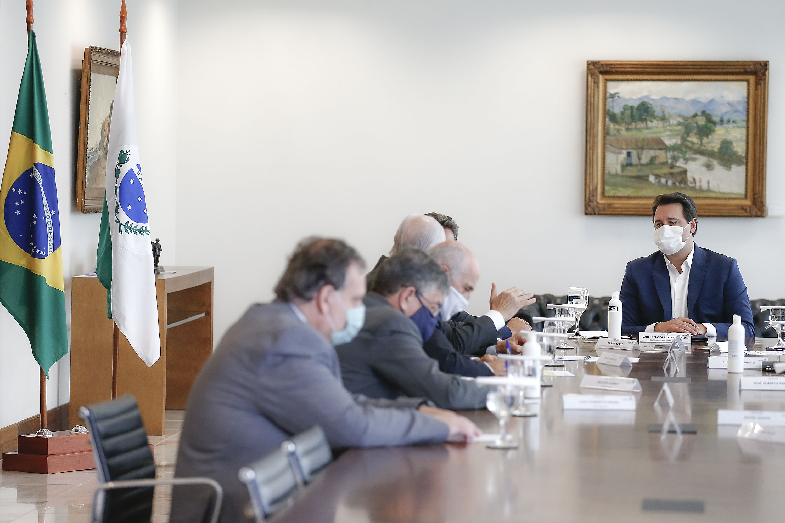 O governador Carlos Massa Ratinho Junior recebeu nesta quarta-feira (9) notas técnicas do Movimento Pró-Paraná e do Instituto de Engenharia do Paraná (IEP) de apoio aos projetos de modernização da Orla de Matinhos e da construção da Ponte de Guaratuba, no Litoral. As obras fazem parte do planejamento estratégico do Governo do Estado e atendem demandas históricas de moradores e turistas, além de promover integração e desenvolvimento social.Foto: Jonathan Campos/AEN