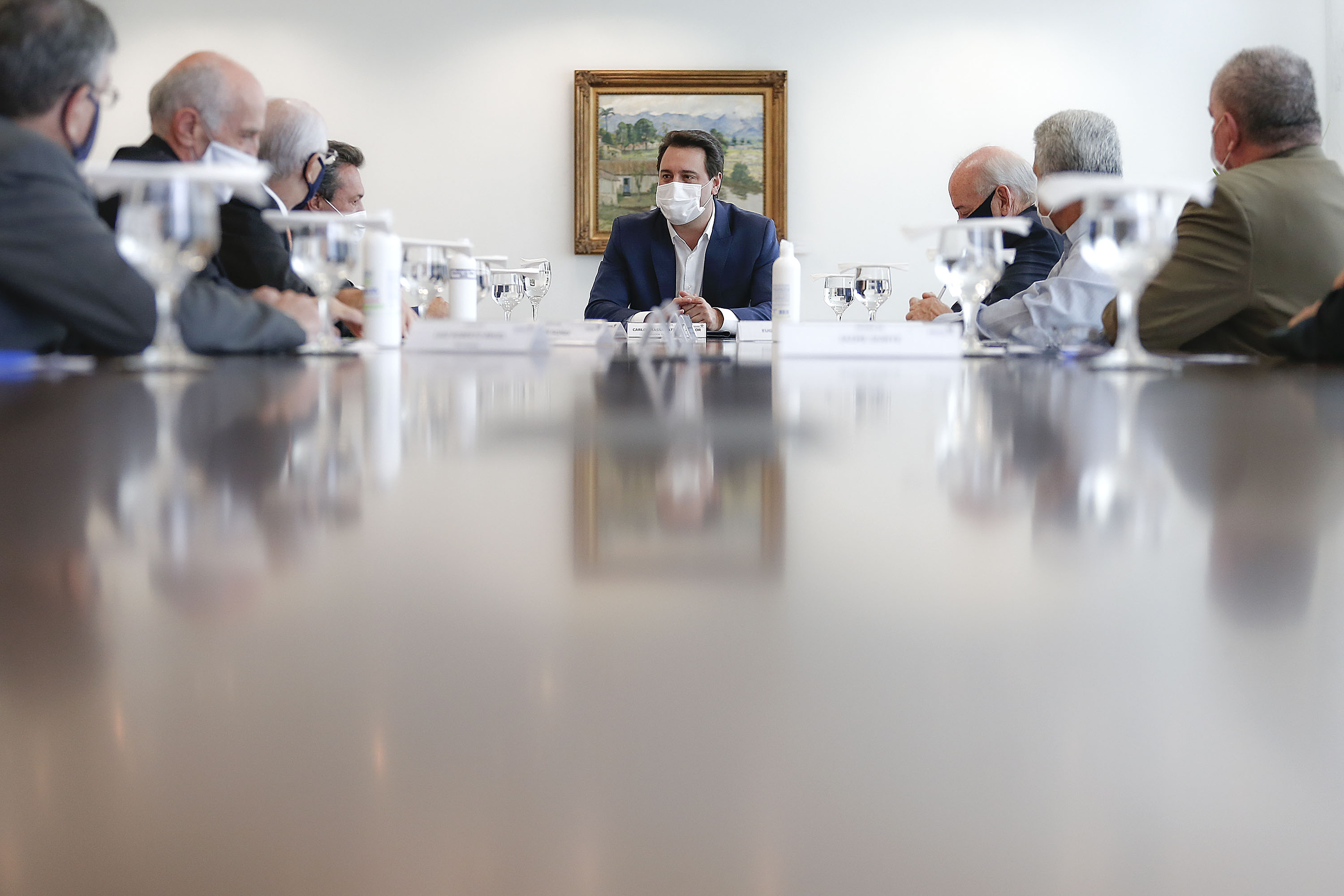 O governador Carlos Massa Ratinho Junior recebeu nesta quarta-feira (9) notas técnicas do Movimento Pró-Paraná e do Instituto de Engenharia do Paraná (IEP) de apoio aos projetos de modernização da Orla de Matinhos e da construção da Ponte de Guaratuba, no Litoral. As obras fazem parte do planejamento estratégico do Governo do Estado e atendem demandas históricas de moradores e turistas, além de promover integração e desenvolvimento social.Foto: Jonathan Campos/AEN