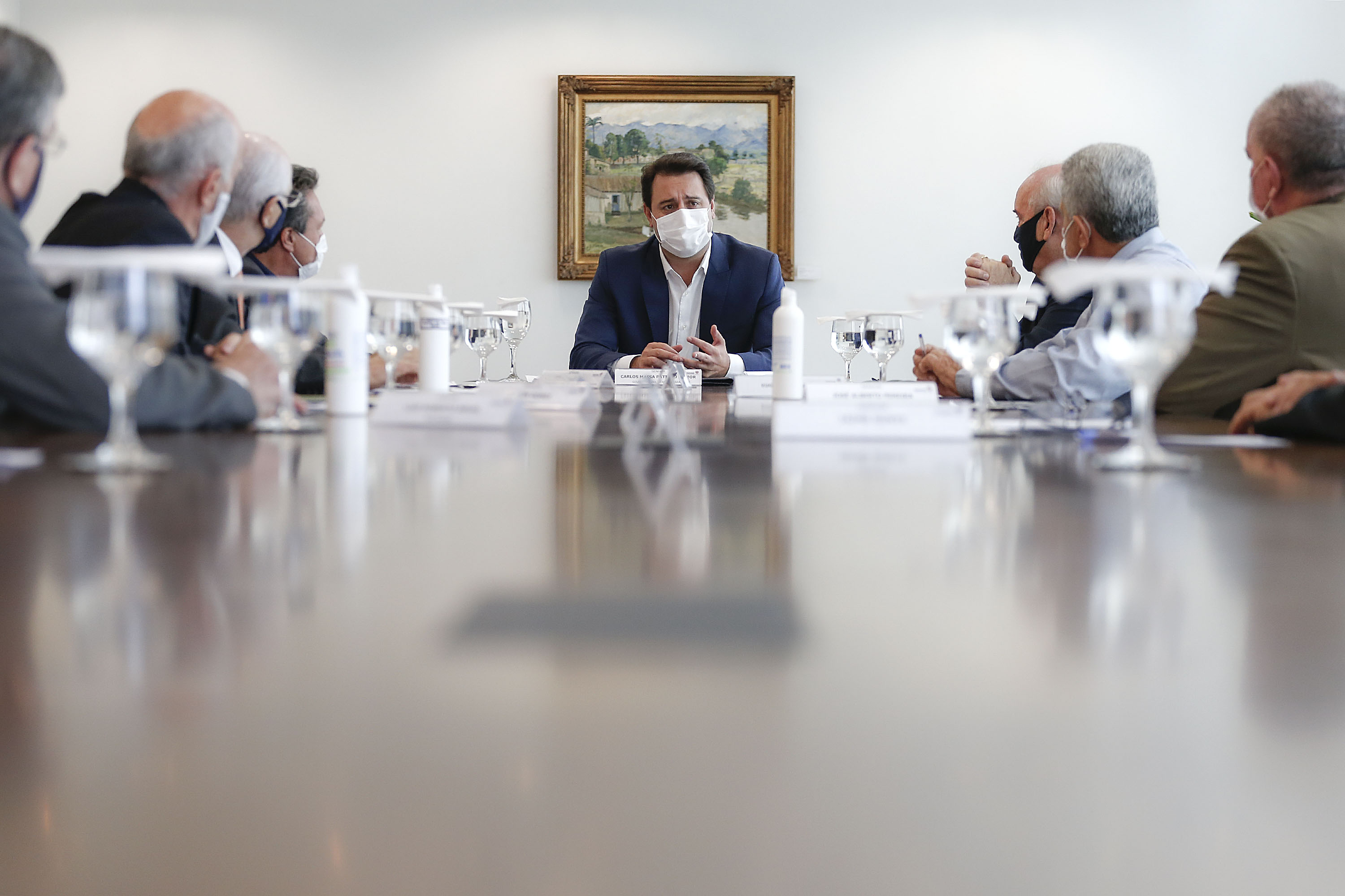 O governador Carlos Massa Ratinho Junior recebeu nesta quarta-feira (9) notas técnicas do Movimento Pró-Paraná e do Instituto de Engenharia do Paraná (IEP) de apoio aos projetos de modernização da Orla de Matinhos e da construção da Ponte de Guaratuba, no Litoral. As obras fazem parte do planejamento estratégico do Governo do Estado e atendem demandas históricas de moradores e turistas, além de promover integração e desenvolvimento social.Foto: Jonathan Campos/AEN