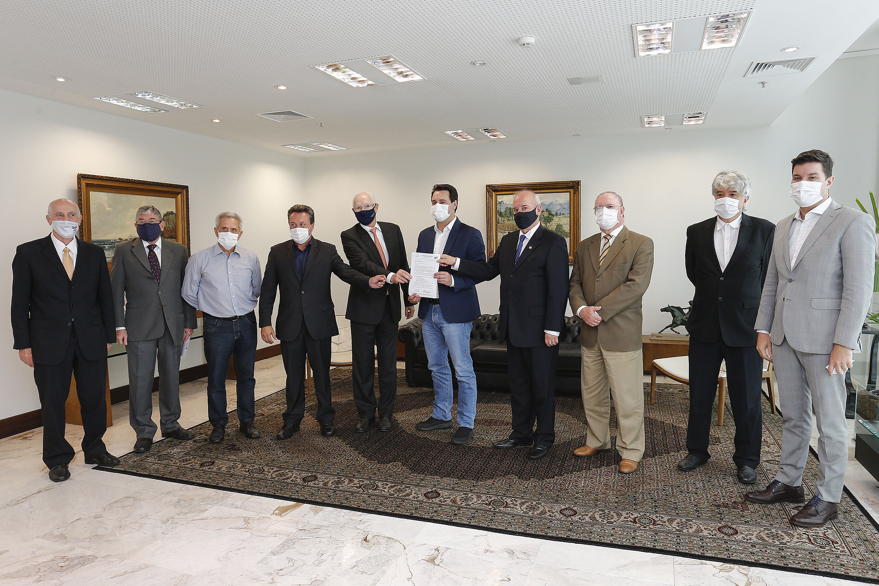 O governador Carlos Massa Ratinho Junior recebeu nesta quarta-feira (9) notas técnicas do Movimento Pró-Paraná e do Instituto de Engenharia do Paraná (IEP) de apoio aos projetos de modernização da Orla de Matinhos e da construção da Ponte de Guaratuba, no Litoral. As obras fazem parte do planejamento estratégico do Governo do Estado e atendem demandas históricas de moradores e turistas, além de promover integração e desenvolvimento social.Foto: Jonathan Campos/AEN