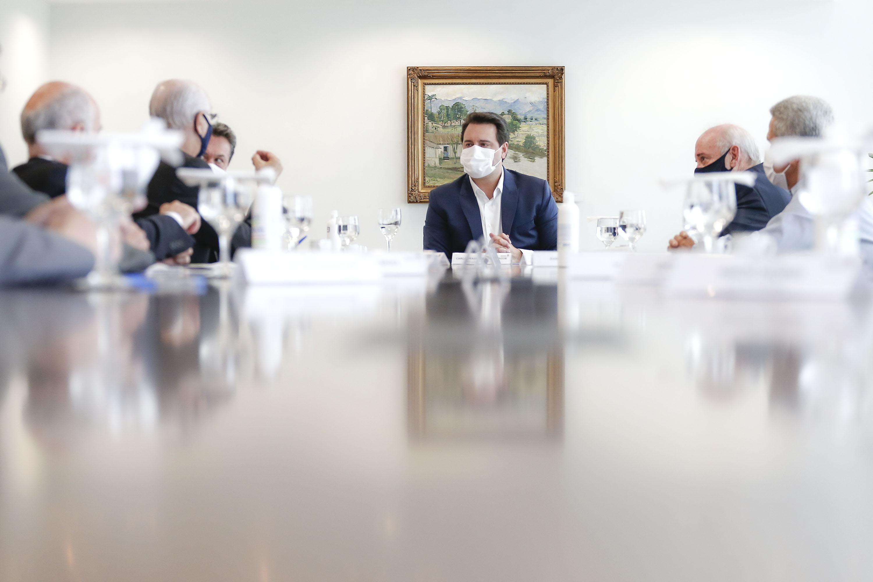 O governador Carlos Massa Ratinho Junior recebeu nesta quarta-feira (9) notas técnicas do Movimento Pró-Paraná e do Instituto de Engenharia do Paraná (IEP) de apoio aos projetos de modernização da Orla de Matinhos e da construção da Ponte de Guaratuba, no Litoral. As obras fazem parte do planejamento estratégico do Governo do Estado e atendem demandas históricas de moradores e turistas, além de promover integração e desenvolvimento social.Foto: Jonathan Campos/AEN