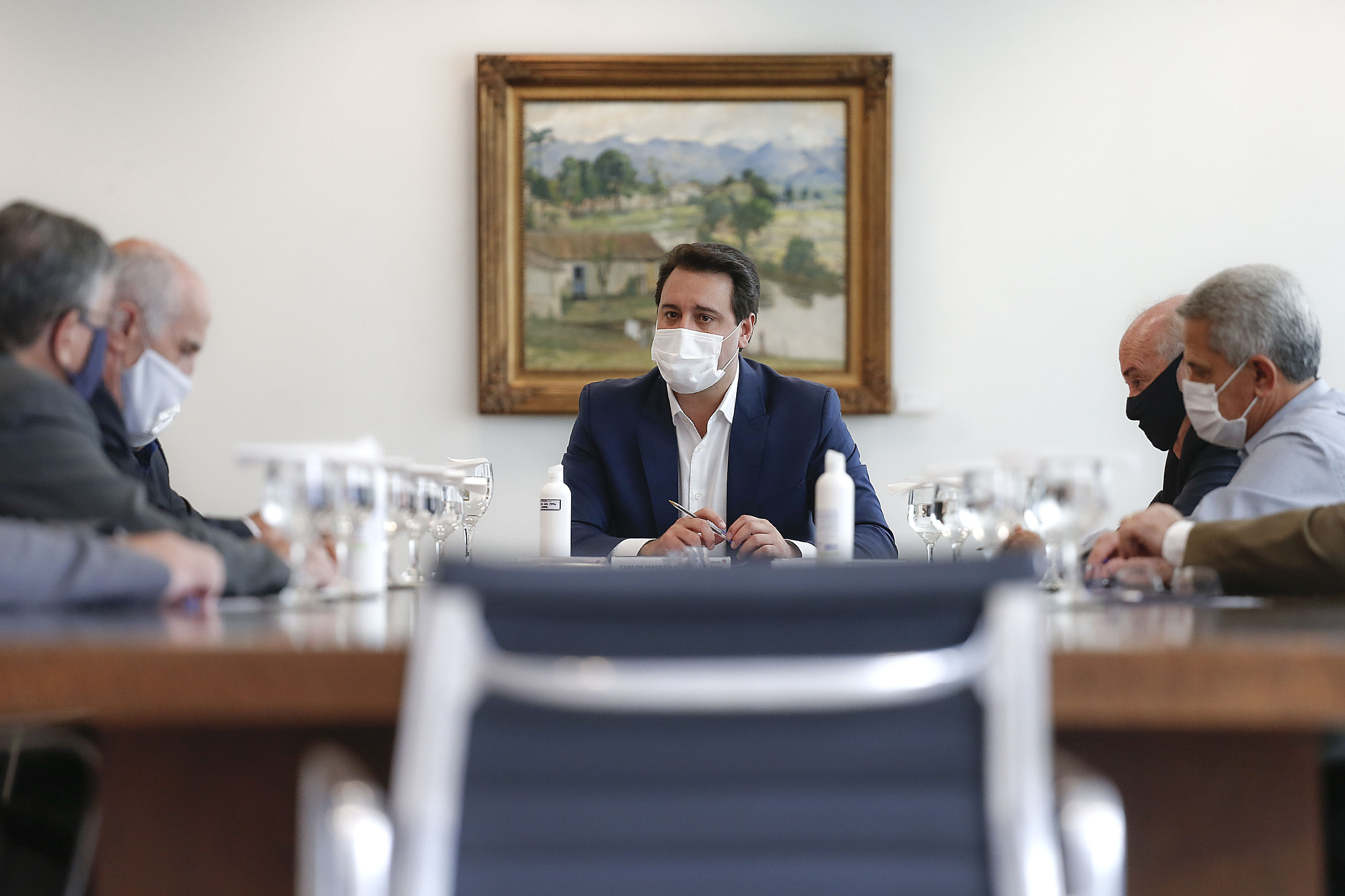 O governador Carlos Massa Ratinho Junior recebeu nesta quarta-feira (9) notas técnicas do Movimento Pró-Paraná e do Instituto de Engenharia do Paraná (IEP) de apoio aos projetos de modernização da Orla de Matinhos e da construção da Ponte de Guaratuba, no Litoral. As obras fazem parte do planejamento estratégico do Governo do Estado e atendem demandas históricas de moradores e turistas, além de promover integração e desenvolvimento social.Foto: Jonathan Campos/AEN