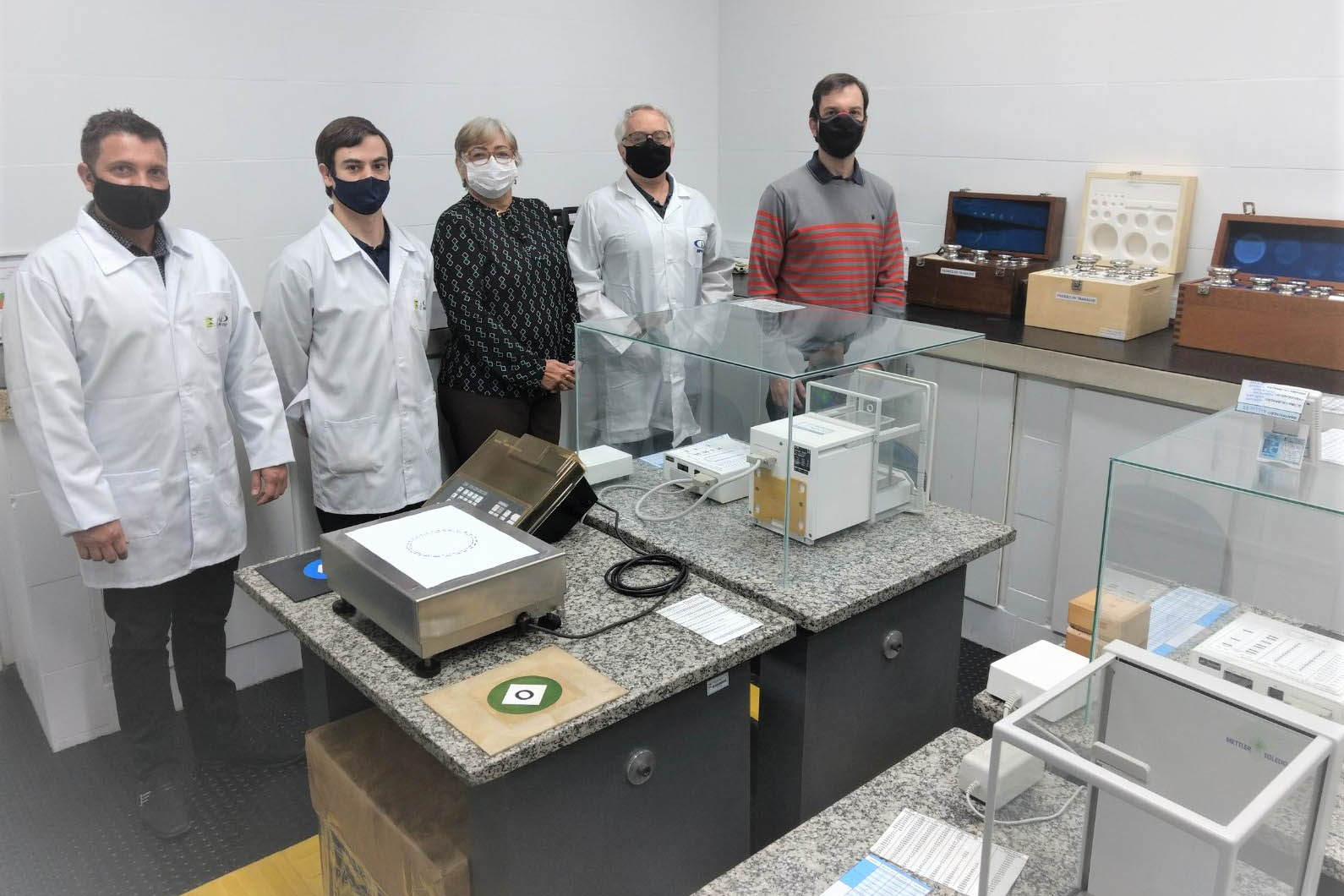 O Laboratório de Curitiba – Lacut, do Instituto de Pesos e Medidas do Paraná (Ipem-PR), recebeu a Equipe Avaliadora de Laboratórios de Calibração do Instituto Nacional de Metrologia, Qualidade e Tecnologia – Inmetro, entre segunda e quarta-feira (7 a 9). Os profissionais vieram para a renovação do Certificado de Acreditação emitido pela Coordenação Geral de Acreditação do Inmetro. Foto: IPEM