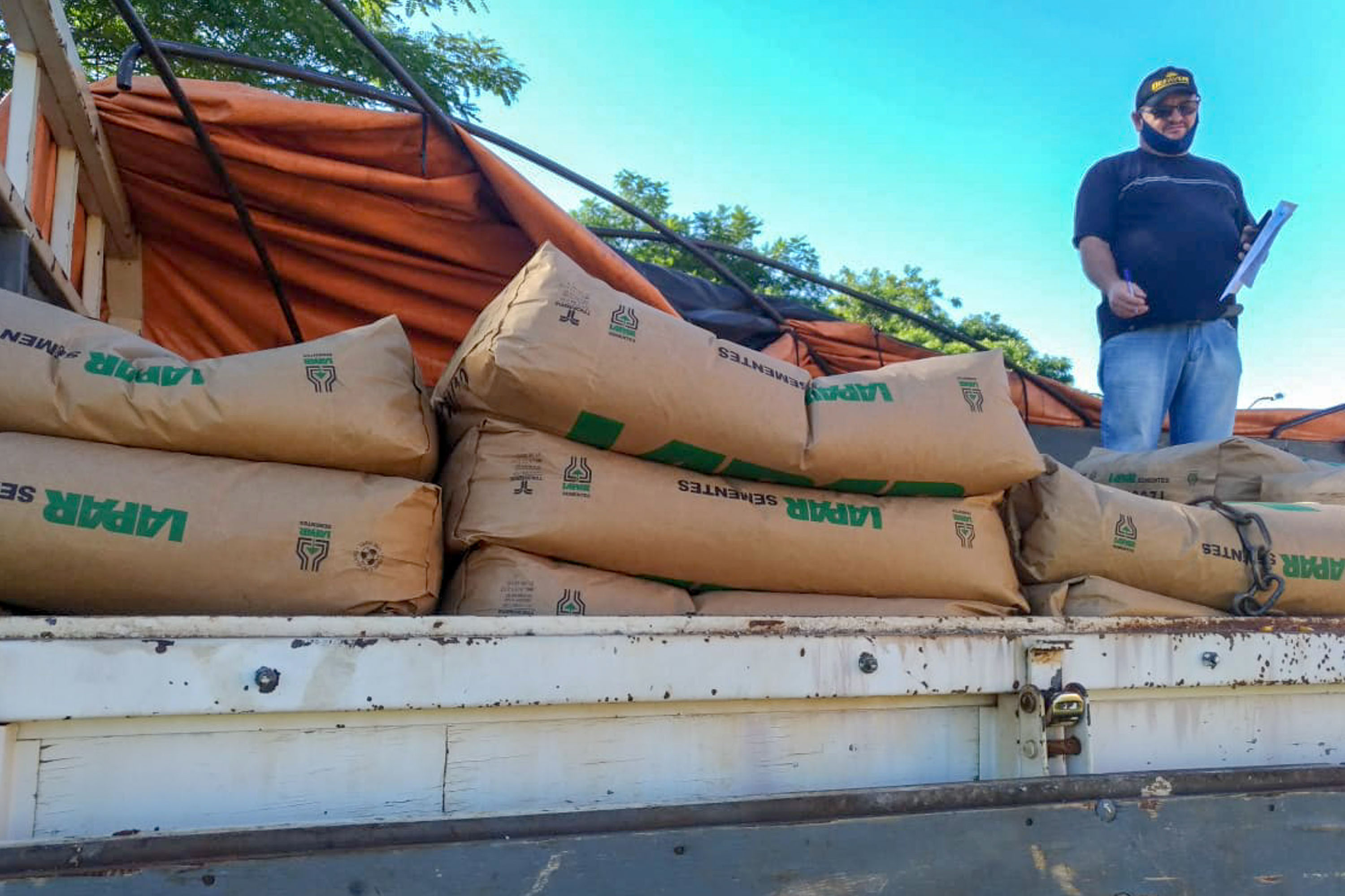 Pequenos agricultores de Rio Bonito do Iguaçu receberam nesta sexta-feira (11) 10.460 quilos de sementes de milho e feijão. Foram beneficiados produtores das comunidades Nova Aliança, Alto Água Morna e Alto Alegre.
Foto: SEAB