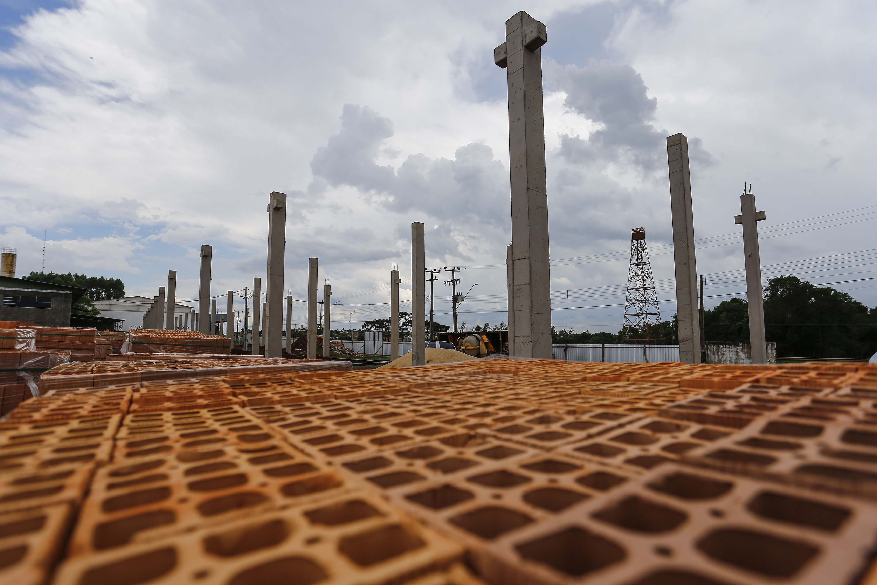 Santa Tereza do Oeste, município com pouco mais de 10 mil habitantes, terá, a seu próprio modo, um pequeno shopping. A solução tem nome mais burocrático, barracão comercial, mas o projeto não é nada simples. A ideia é que ele seja um espaço de convívio das famílias num complexo que contará com um centro cultural e, futuramente, será a “porta de entrada” de um passeio sobre o Parque Nacional do Iguaçu, que margeia a cidade. Foto: Jonathan Campos/ AEN