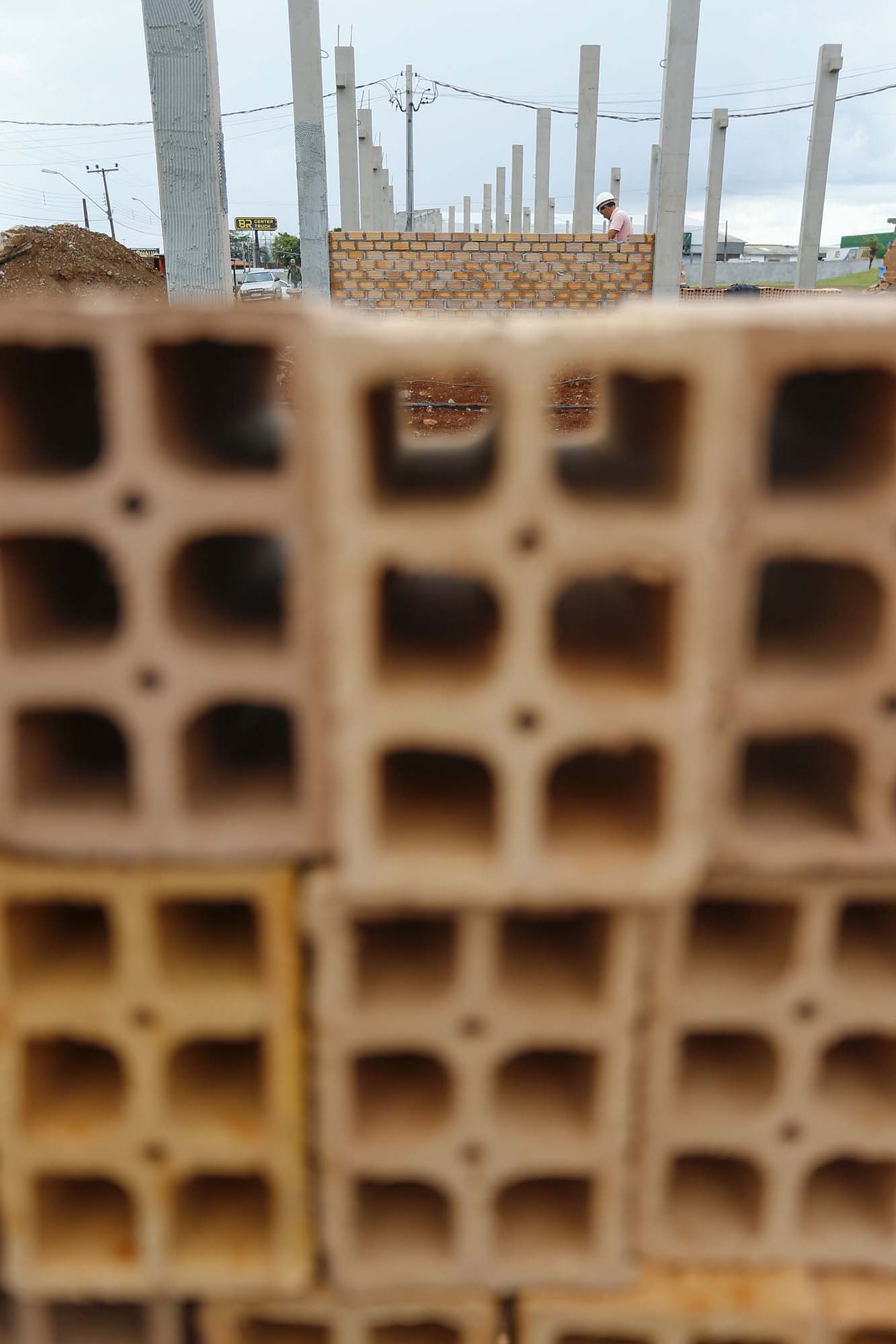 Santa Tereza do Oeste, município com pouco mais de 10 mil habitantes, terá, a seu próprio modo, um pequeno shopping. A solução tem nome mais burocrático, barracão comercial, mas o projeto não é nada simples. A ideia é que ele seja um espaço de convívio das famílias num complexo que contará com um centro cultural e, futuramente, será a “porta de entrada” de um passeio sobre o Parque Nacional do Iguaçu, que margeia a cidade. Foto: Jonathan Campos/ AEN