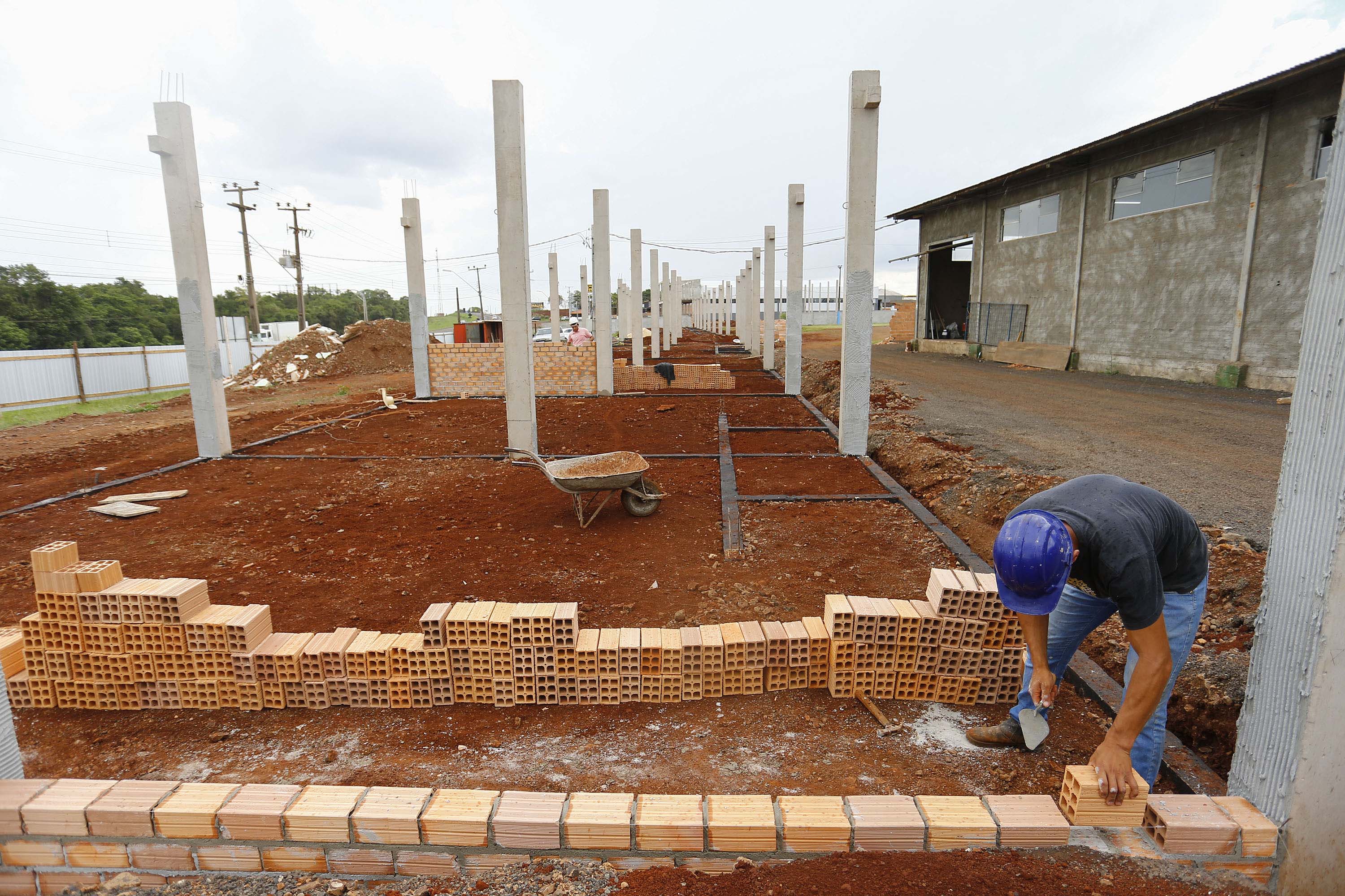Santa Tereza do Oeste, município com pouco mais de 10 mil habitantes, terá, a seu próprio modo, um pequeno shopping. A solução tem nome mais burocrático, barracão comercial, mas o projeto não é nada simples. A ideia é que ele seja um espaço de convívio das famílias num complexo que contará com um centro cultural e, futuramente, será a “porta de entrada” de um passeio sobre o Parque Nacional do Iguaçu, que margeia a cidade. Foto: Jonathan Campos/ AEN