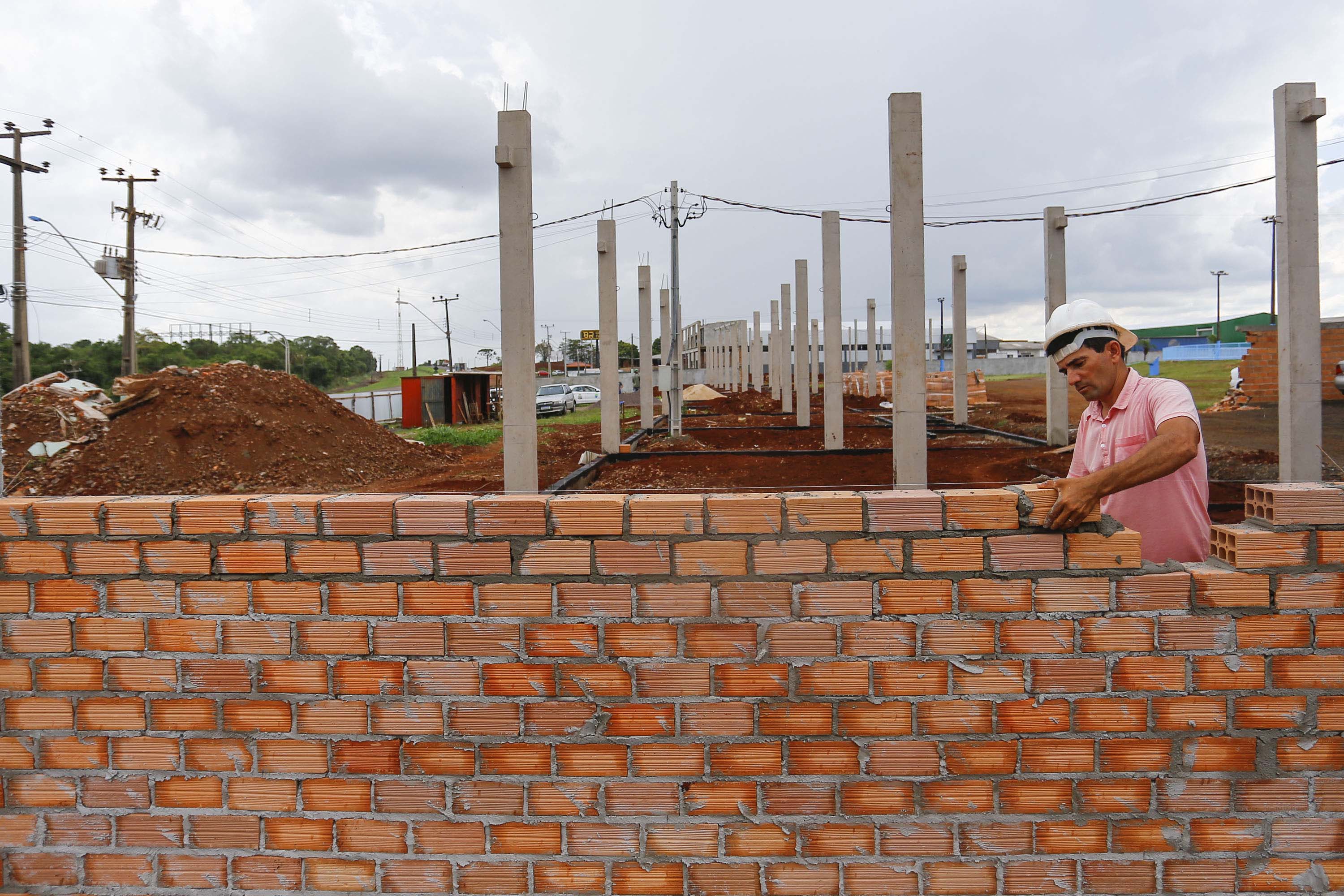 Santa Tereza do Oeste, município com pouco mais de 10 mil habitantes, terá, a seu próprio modo, um pequeno shopping. A solução tem nome mais burocrático, barracão comercial, mas o projeto não é nada simples. A ideia é que ele seja um espaço de convívio das famílias num complexo que contará com um centro cultural e, futuramente, será a “porta de entrada” de um passeio sobre o Parque Nacional do Iguaçu, que margeia a cidade. Foto: Jonathan Campos/ AEN