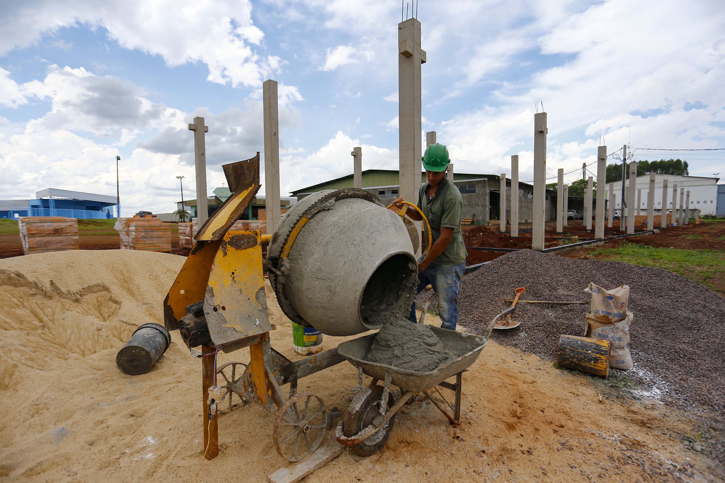 Santa Tereza do Oeste, município com pouco mais de 10 mil habitantes, terá, a seu próprio modo, um pequeno shopping. A solução tem nome mais burocrático, barracão comercial, mas o projeto não é nada simples. A ideia é que ele seja um espaço de convívio das famílias num complexo que contará com um centro cultural e, futuramente, será a “porta de entrada” de um passeio sobre o Parque Nacional do Iguaçu, que margeia a cidade. Foto: Jonathan Campos/ AEN
