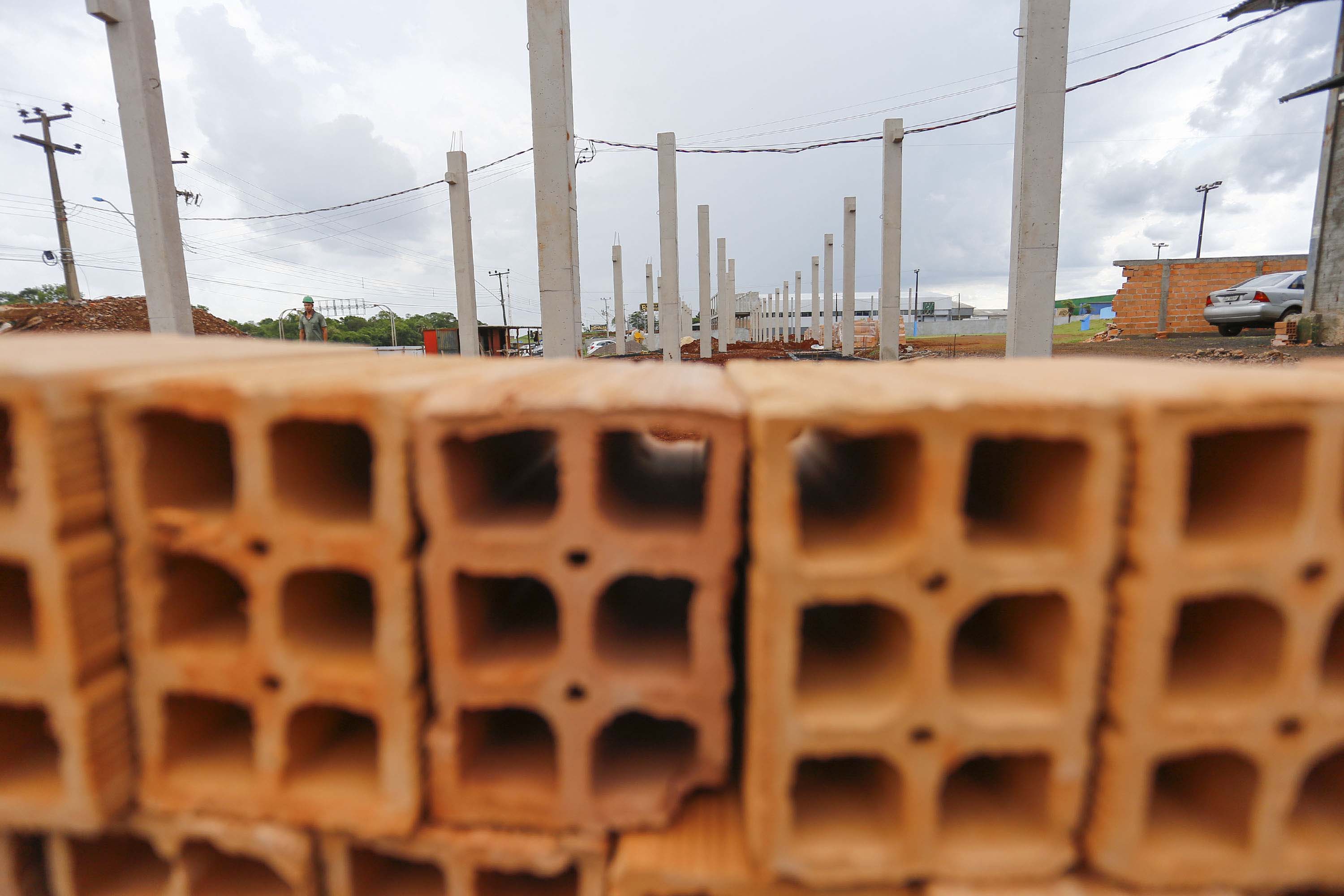 Santa Tereza do Oeste, município com pouco mais de 10 mil habitantes, terá, a seu próprio modo, um pequeno shopping. A solução tem nome mais burocrático, barracão comercial, mas o projeto não é nada simples. A ideia é que ele seja um espaço de convívio das famílias num complexo que contará com um centro cultural e, futuramente, será a “porta de entrada” de um passeio sobre o Parque Nacional do Iguaçu, que margeia a cidade. Foto: Jonathan Campos/ AEN
