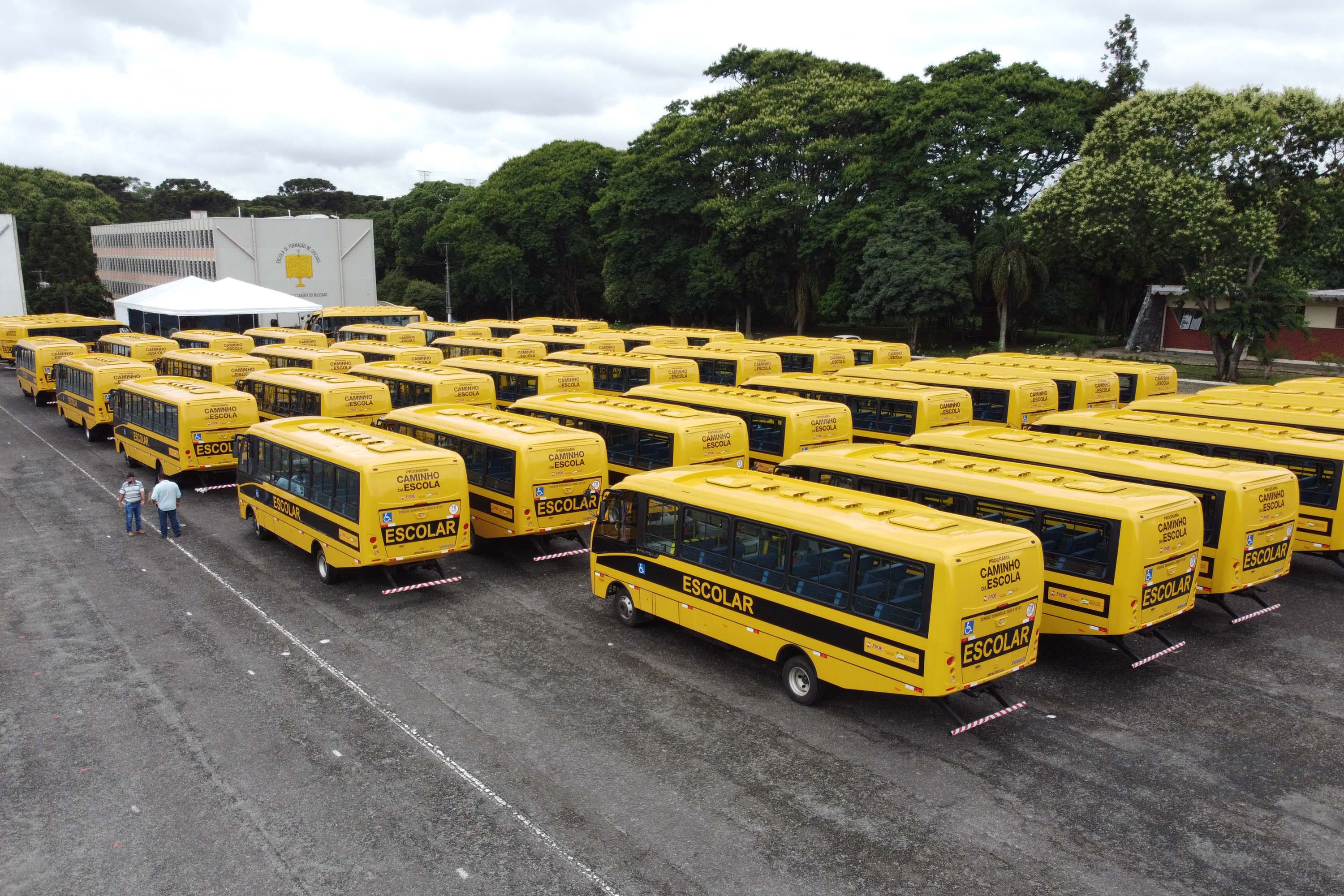 Onibus Escolar Rural O governador Carlos Massa Ratinho Junior realiza nesta terca-feira (15), a entrega 45 Ônibus Rural Escolar acompanhado do ministro da Educação, Milton Ribeiro e do secretario de Educacao Renato Feder. Curitiba, 15/11/2020. Foto: Geraldo Bubniak/AEN