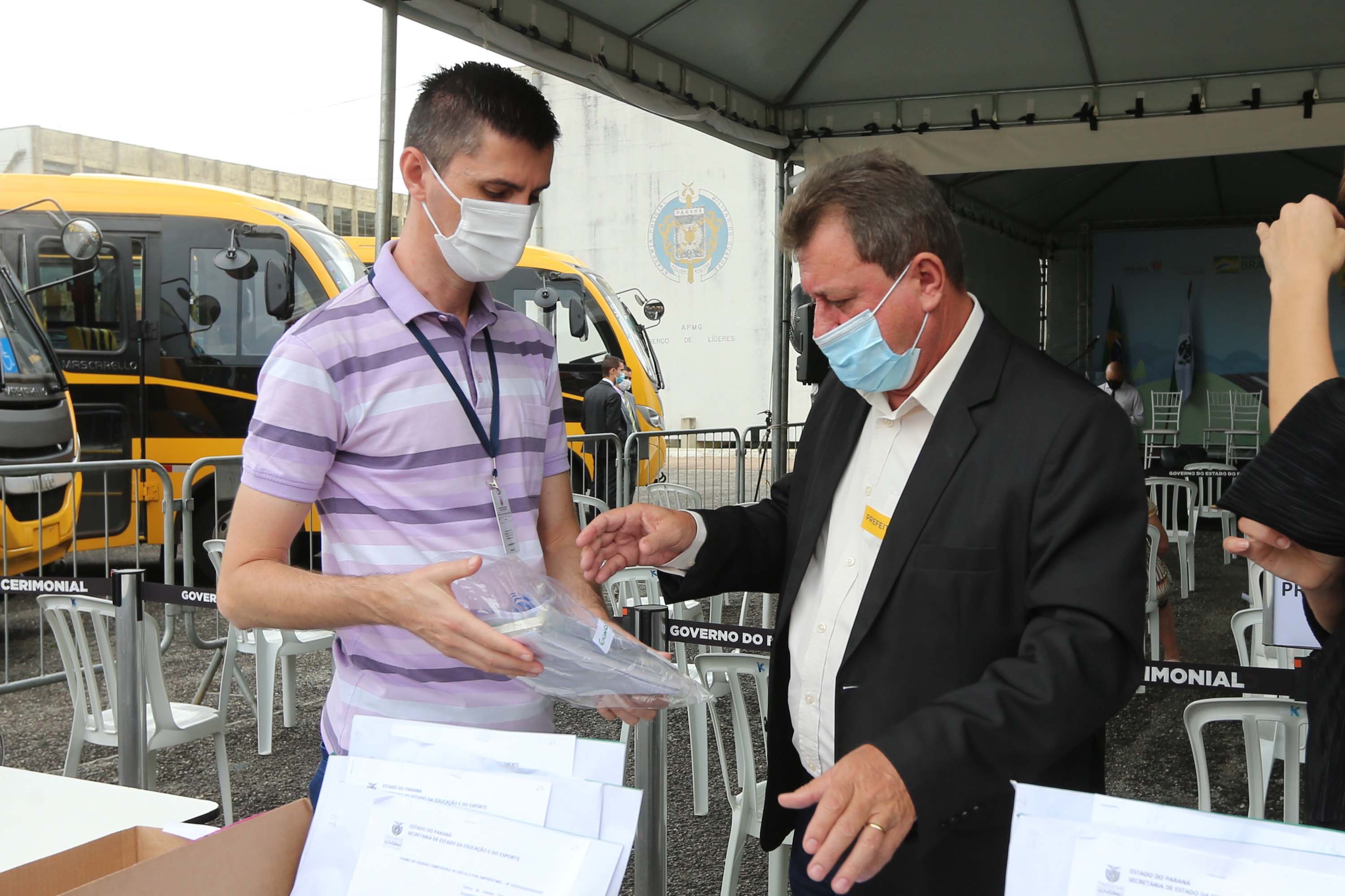 Onibus Escolar Rural O governador Carlos Massa Ratinho Junior realiza nesta terca-feira (15), a entrega 45 Ônibus Rural Escolar acompanhado do ministro da Educação, Milton Ribeiro e do secretario de Educacao Renato Feder. Curitiba, 15/11/2020. Foto: Geraldo Bubniak/AEN