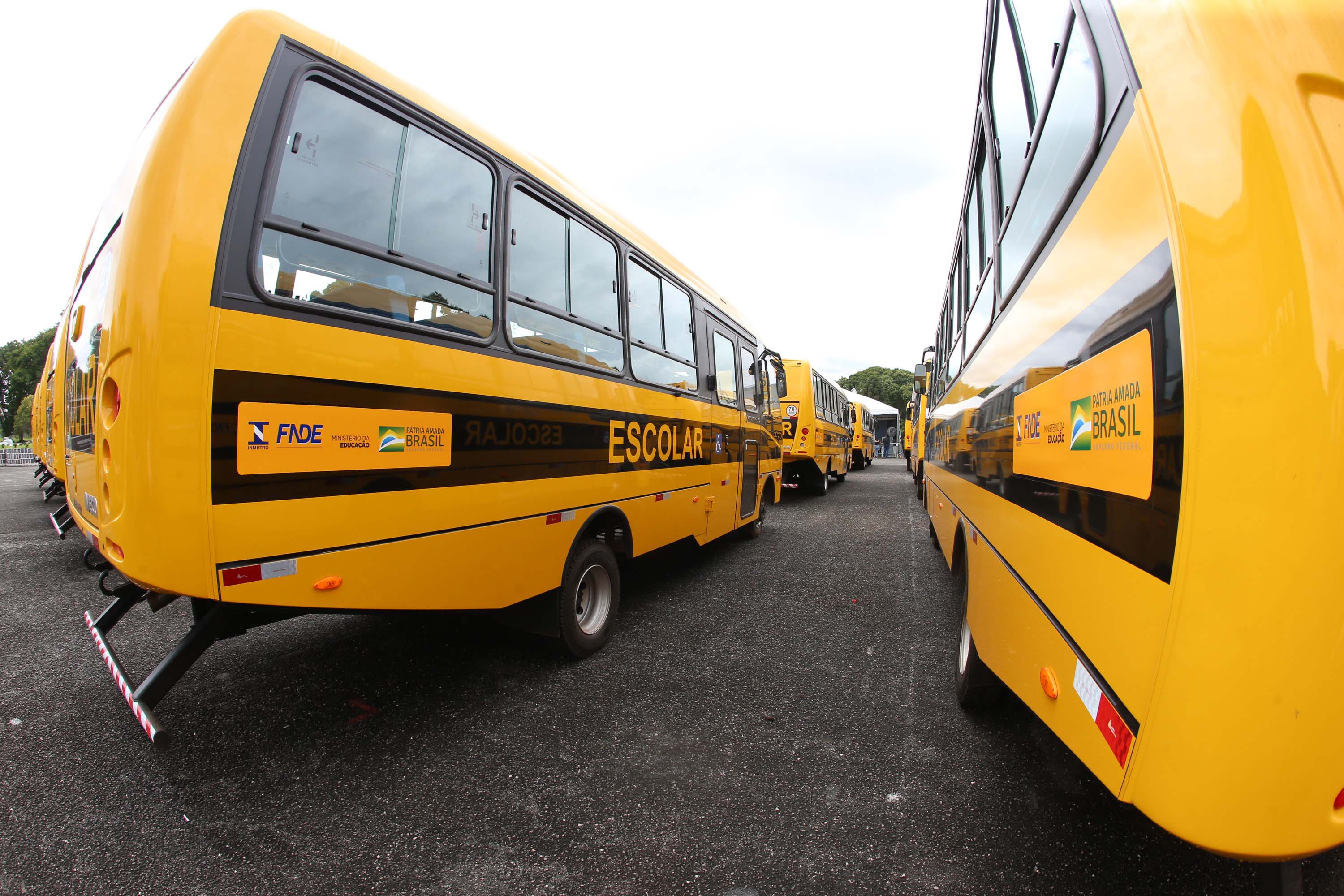 Onibus Escolar Rural O governador Carlos Massa Ratinho Junior realiza nesta terca-feira (15), a entrega 45 Ônibus Rural Escolar acompanhado do ministro da Educação, Milton Ribeiro e do secretario de Educacao Renato Feder. Curitiba, 15/11/2020. Foto: Geraldo Bubniak/AEN