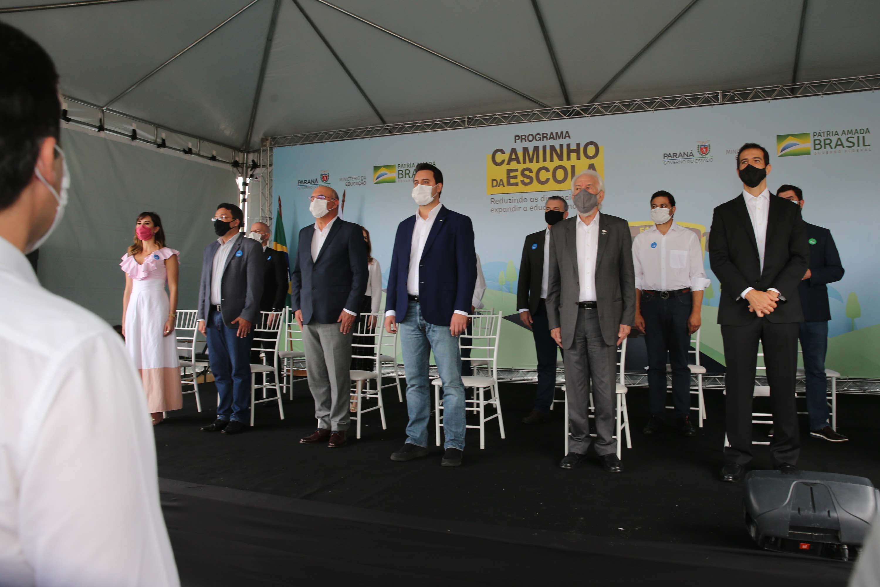 Onibus Escolar Rural O governador Carlos Massa Ratinho Junior realiza nesta terca-feira (15), a entrega 45 Ônibus Rural Escolar acompanhado do ministro da Educação, Milton Ribeiro e do secretario de Educacao Renato Feder. Curitiba, 15/11/2020. Foto: Geraldo Bubniak/AEN