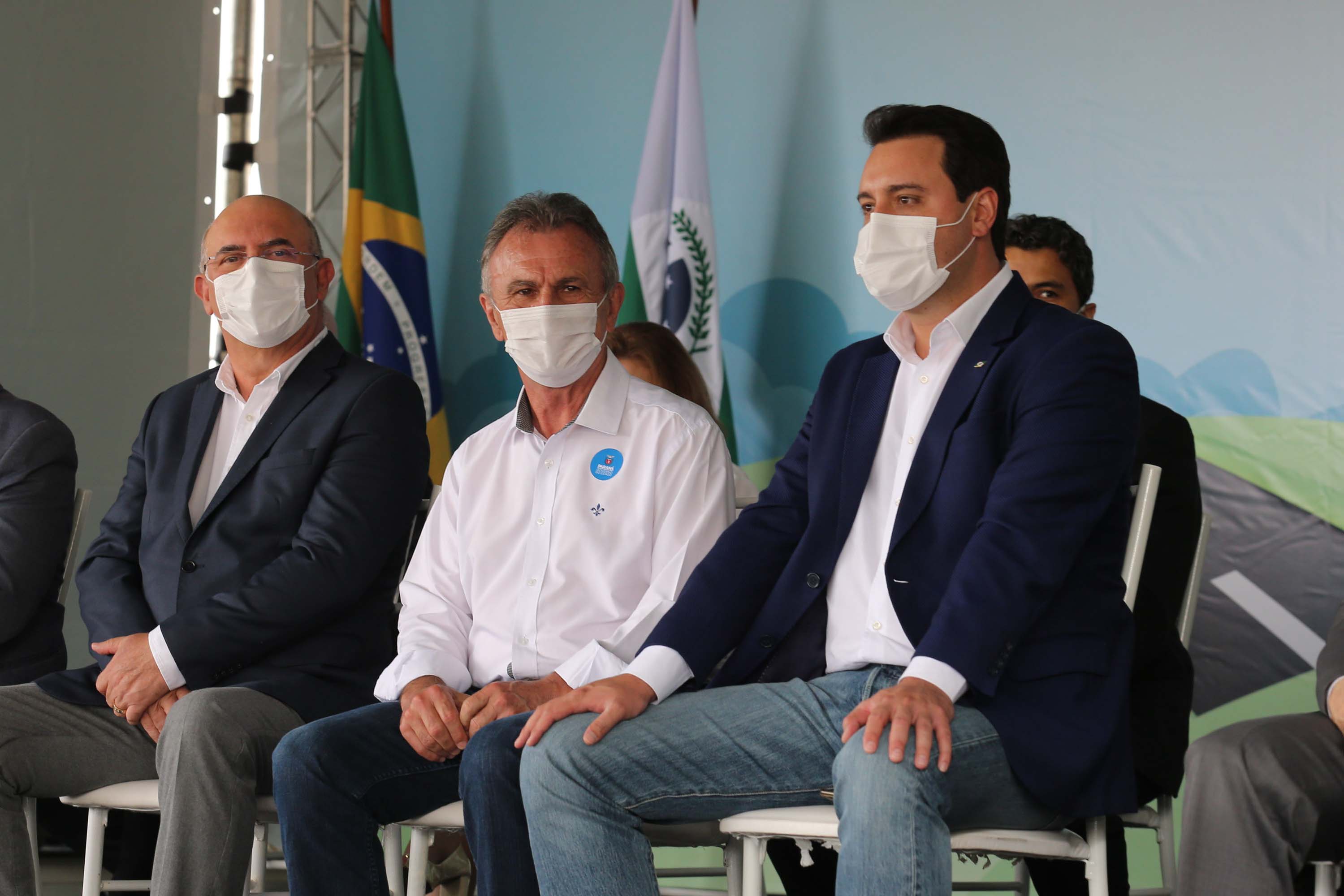 Onibus Escolar Rural O governador Carlos Massa Ratinho Junior realiza nesta terca-feira (15), a entrega 45 Ônibus Rural Escolar acompanhado do ministro da Educação, Milton Ribeiro e do secretario de Educacao Renato Feder. Curitiba, 15/11/2020. Foto: Geraldo Bubniak/AEN