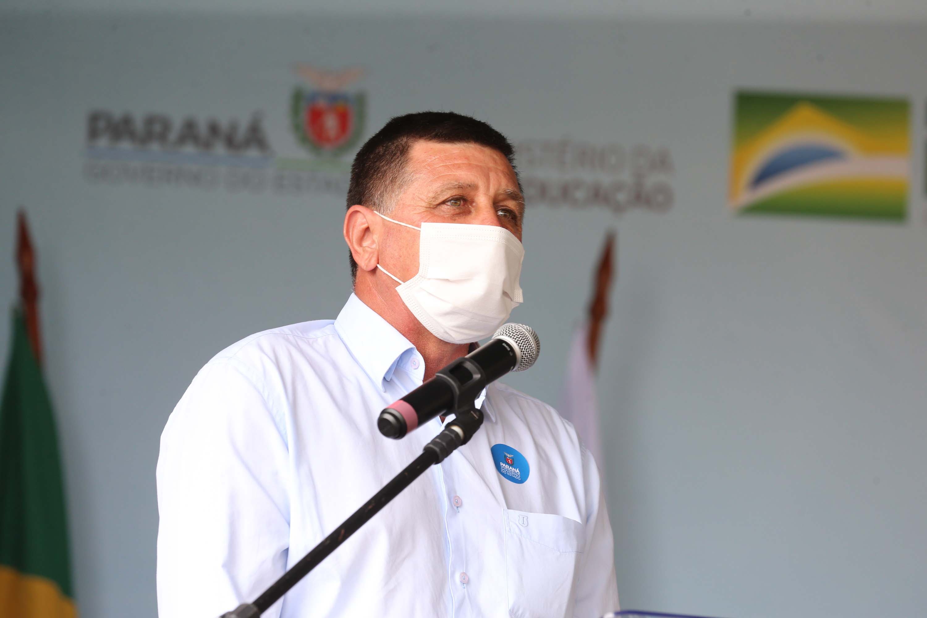 Onibus Escolar Rural O governador Carlos Massa Ratinho Junior realiza nesta terca-feira (15), a entrega 45 Ônibus Rural Escolar acompanhado do ministro da Educação, Milton Ribeiro e do secretario de Educacao Renato Feder. Na foto representando os prefeitos fala o prefeito de Guapirama, Pedro de Oliveira .Curitiba, 15/11/2020. Foto: Geraldo Bubniak/AEN