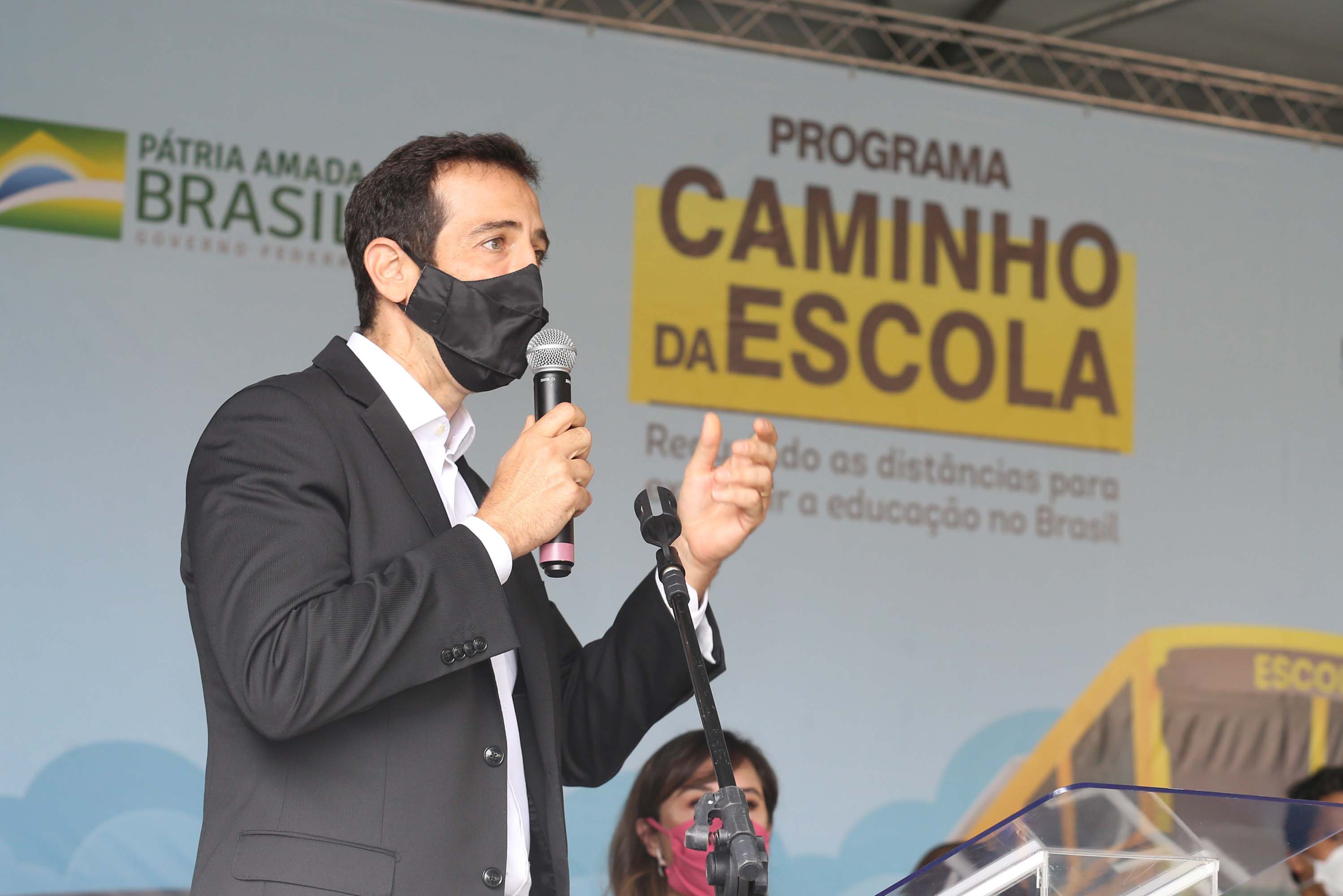 Onibus Escolar Rural O governador Carlos Massa Ratinho Junior realiza nesta terca-feira (15), a entrega 45 Ônibus Rural Escolar acompanhado do ministro da Educação, Milton Ribeiro e do secretario de Educacao Renato Feder. Curitiba, 15/11/2020. Foto: Geraldo Bubniak/AEN