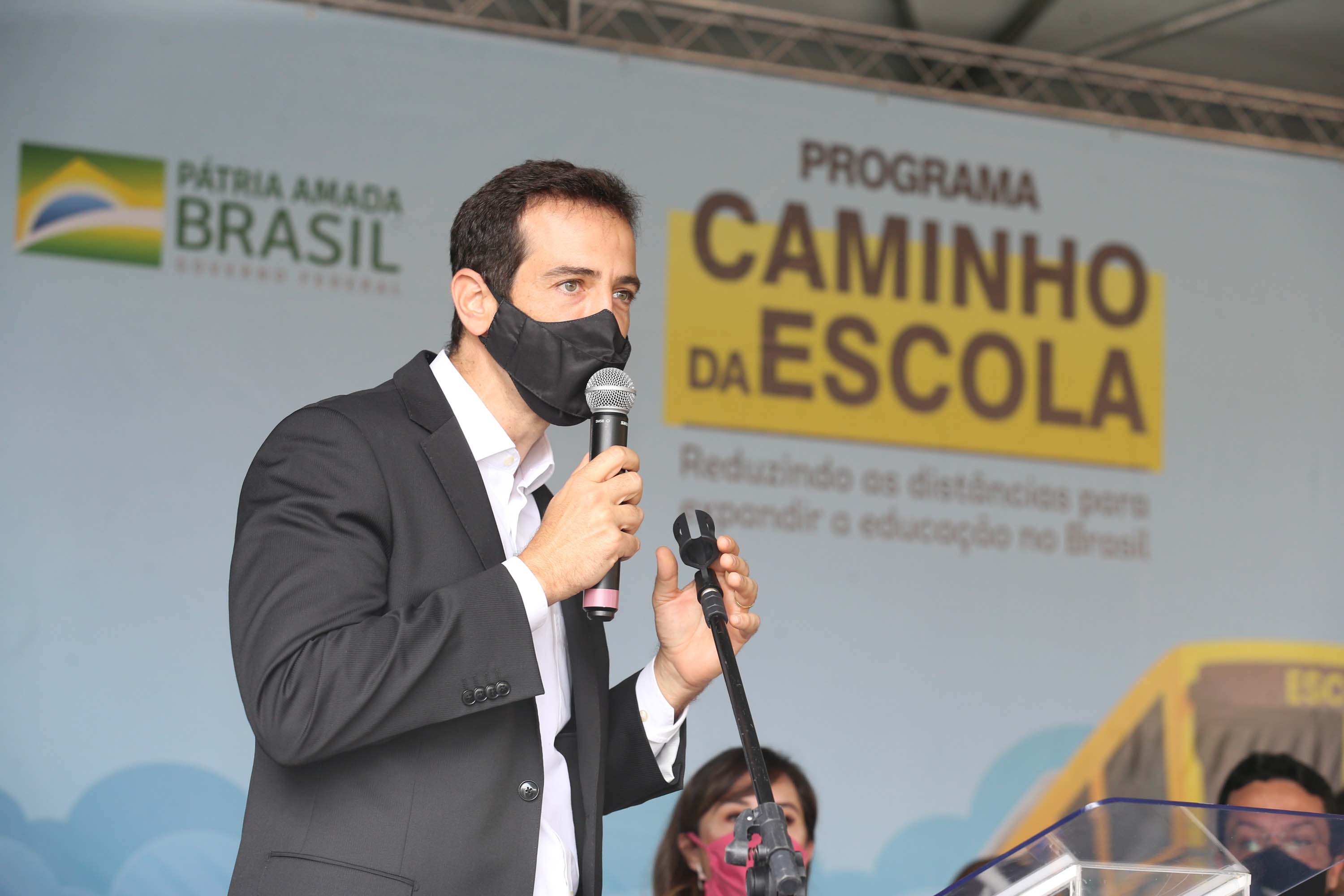 Onibus Escolar Rural O governador Carlos Massa Ratinho Junior realiza nesta terca-feira (15), a entrega 45 Ônibus Rural Escolar acompanhado do ministro da Educação, Milton Ribeiro e do secretario de Educacao Renato Feder. Curitiba, 15/11/2020. Foto: Geraldo Bubniak/AEN