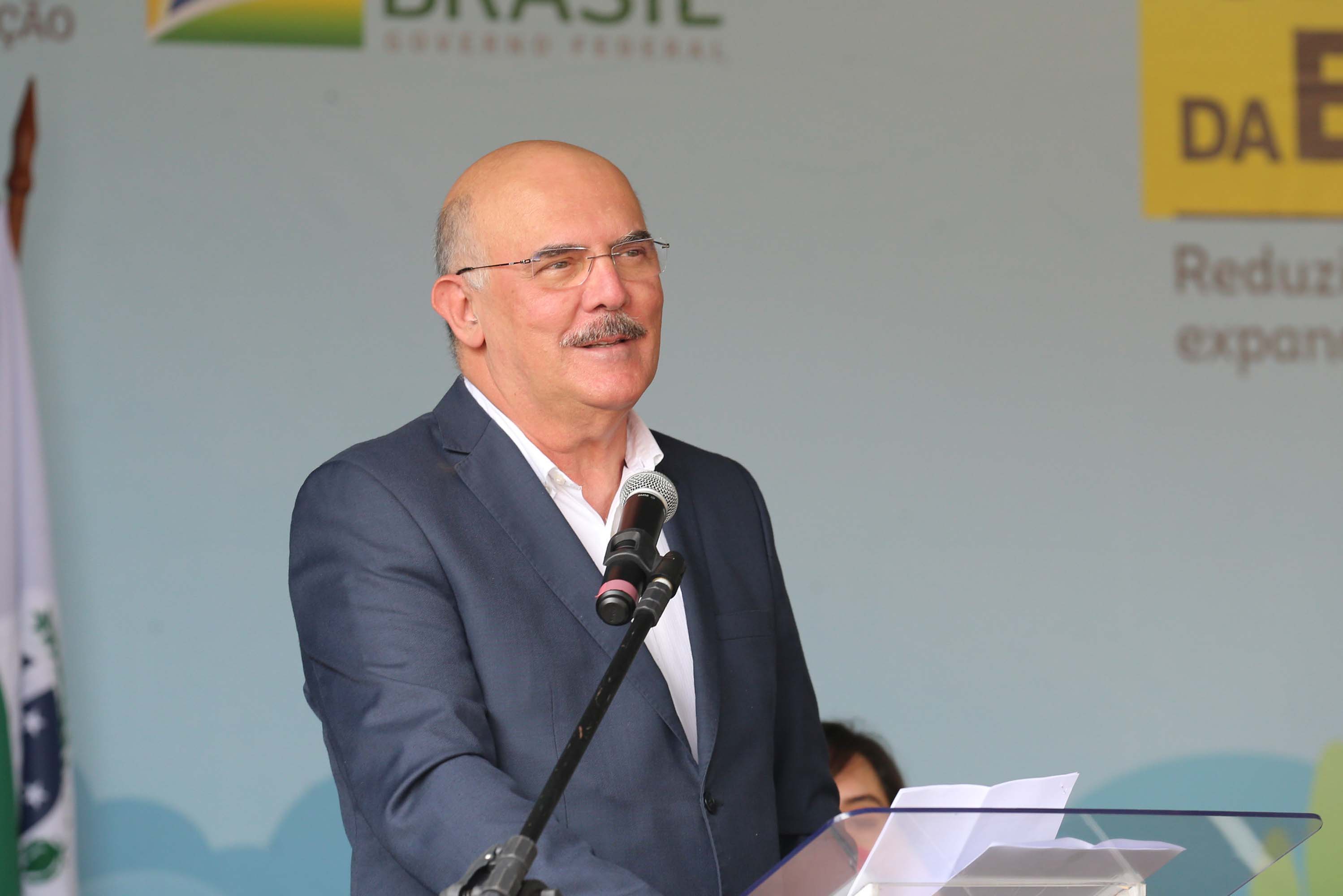 Onibus Escolar Rural O governador Carlos Massa Ratinho Junior realiza nesta terca-feira (15), a entrega 45 Ônibus Rural Escolar acompanhado do ministro da Educação, Milton Ribeiro e do secretario de Educacao Renato Feder. Curitiba, 15/11/2020. Foto: Geraldo Bubniak/AEN