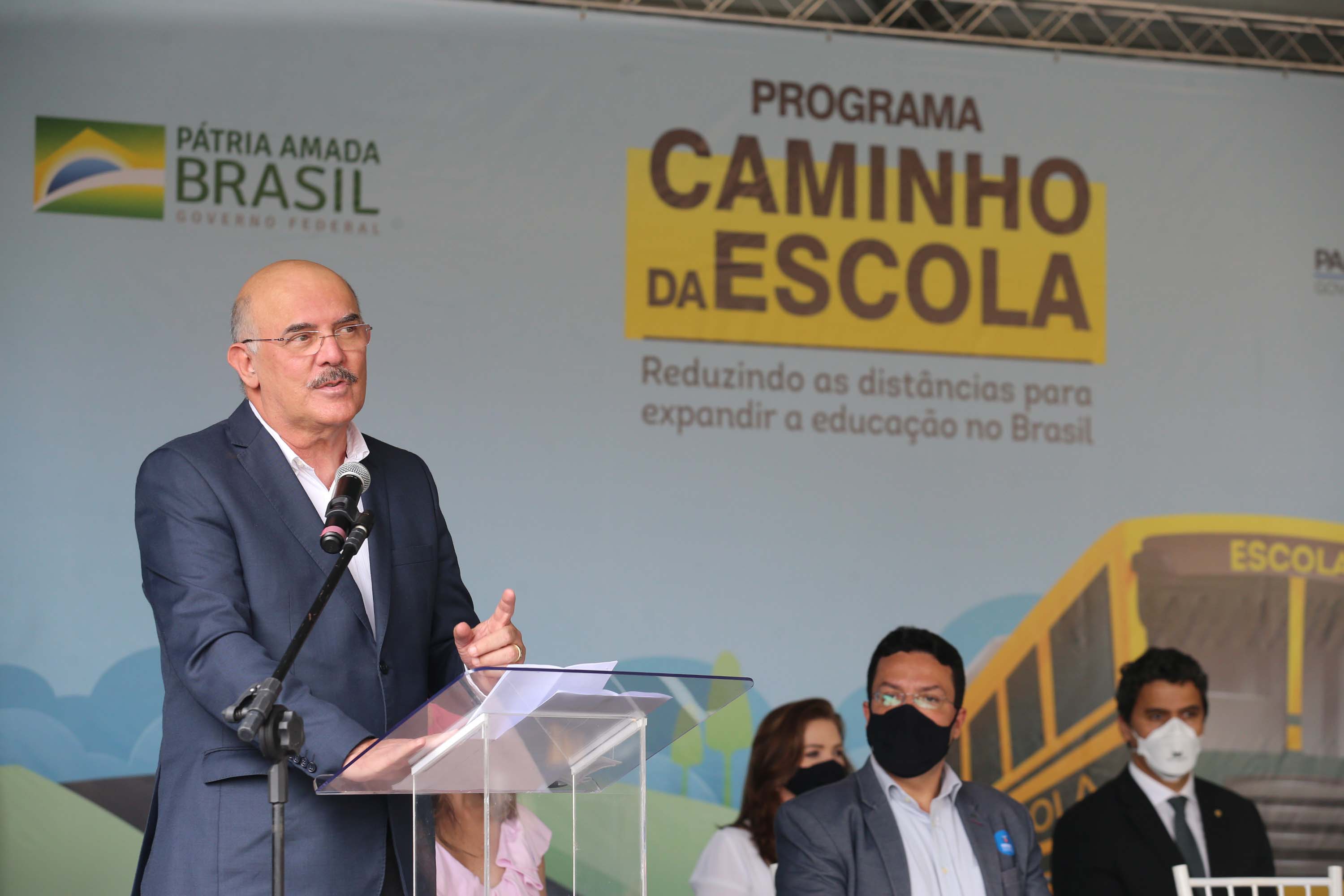 Onibus Escolar Rural O governador Carlos Massa Ratinho Junior realiza nesta terca-feira (15), a entrega 45 Ônibus Rural Escolar acompanhado do ministro da Educação, Milton Ribeiro e do secretario de Educacao Renato Feder. Curitiba, 15/11/2020. Foto: Geraldo Bubniak/AEN
