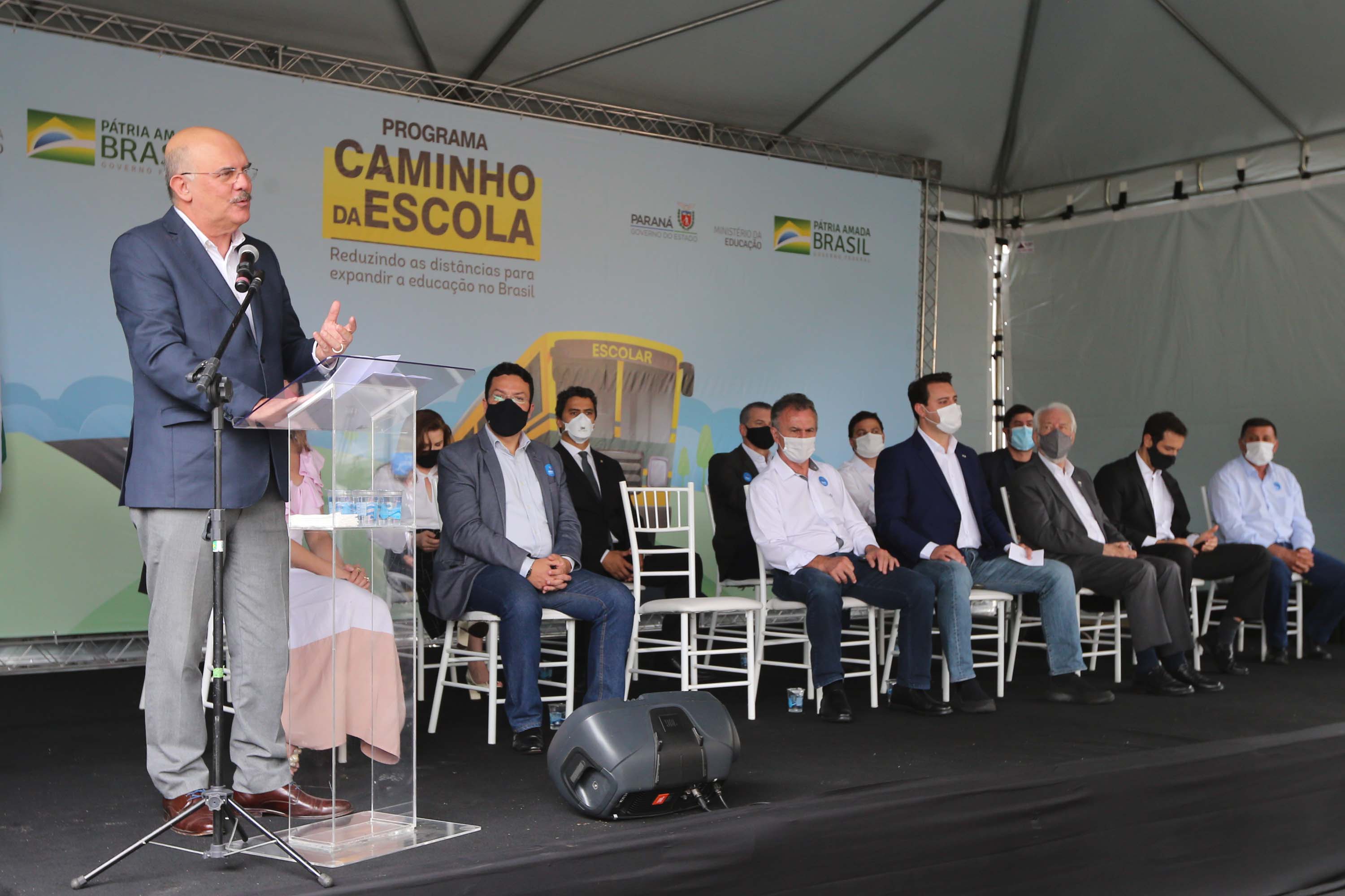 Onibus Escolar Rural O governador Carlos Massa Ratinho Junior realiza nesta terca-feira (15), a entrega 45 Ônibus Rural Escolar acompanhado do ministro da Educação, Milton Ribeiro e do secretario de Educacao Renato Feder. Curitiba, 15/11/2020. Foto: Geraldo Bubniak/AEN