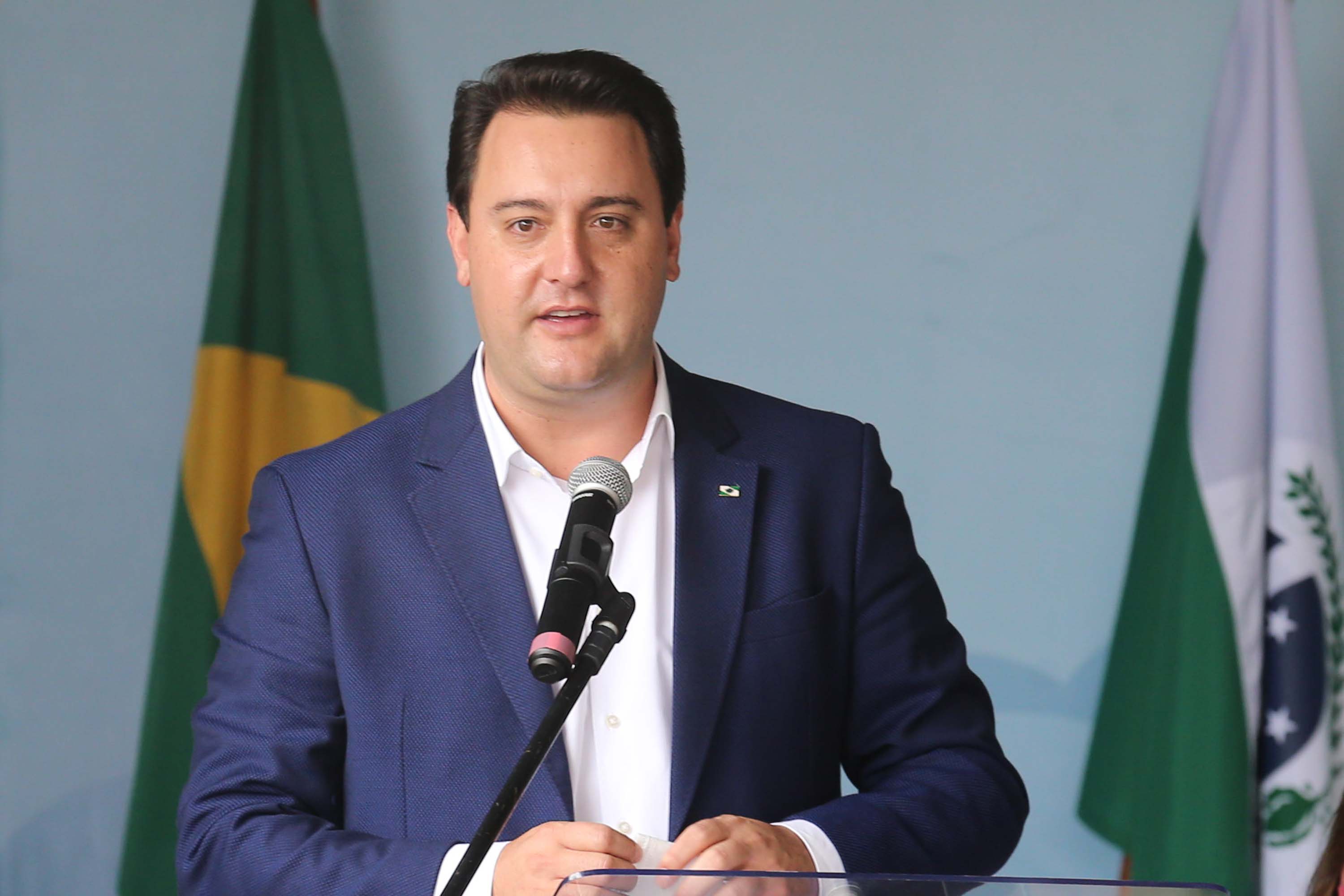 Onibus Escolar Rural O governador Carlos Massa Ratinho Junior realiza nesta terca-feira (15), a entrega 45 Ônibus Rural Escolar acompanhado do ministro da Educação, Milton Ribeiro e do secretario de Educacao Renato Feder. Curitiba, 15/11/2020. Foto: Geraldo Bubniak/AEN