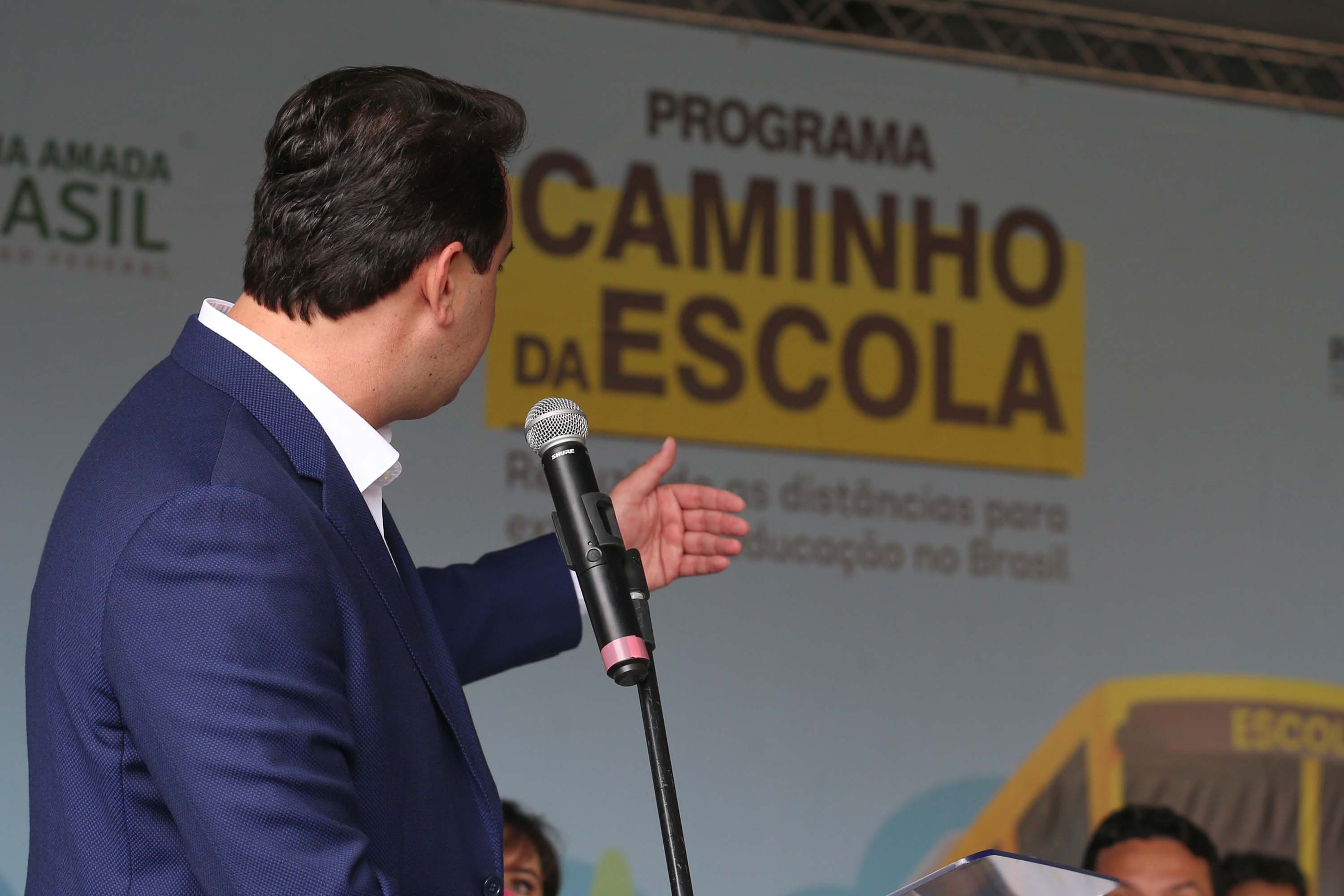 Onibus Escolar Rural O governador Carlos Massa Ratinho Junior realiza nesta terca-feira (15), a entrega 45 Ônibus Rural Escolar acompanhado do ministro da Educação, Milton Ribeiro e do secretario de Educacao Renato Feder. Curitiba, 15/11/2020. Foto: Geraldo Bubniak/AEN