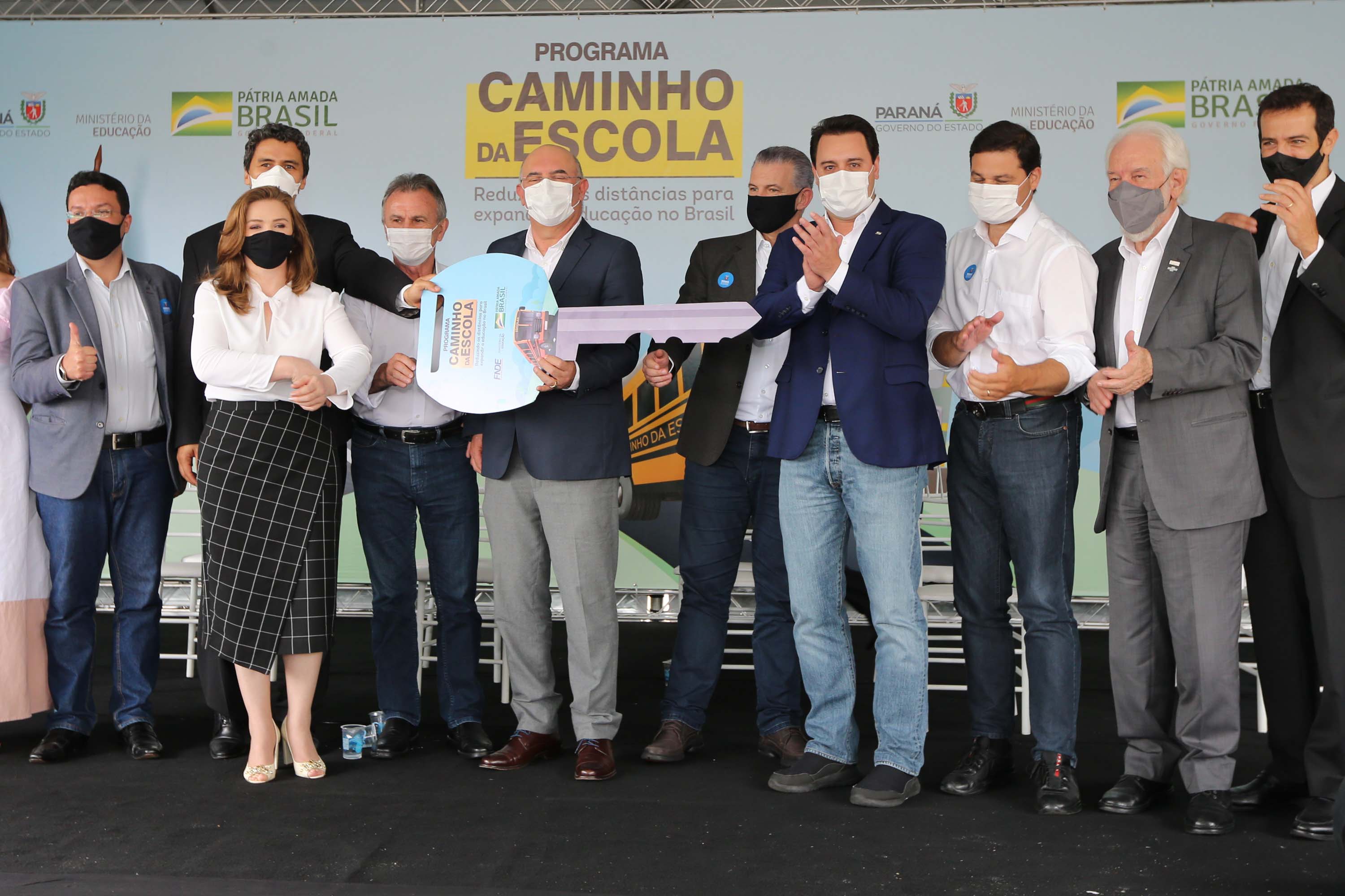 Onibus Escolar Rural O governador Carlos Massa Ratinho Junior realiza nesta terca-feira (15), a entrega 45 Ônibus Rural Escolar acompanhado do ministro da Educação, Milton Ribeiro e do secretario de Educacao Renato Feder. Curitiba, 15/11/2020. Foto: Geraldo Bubniak/AEN