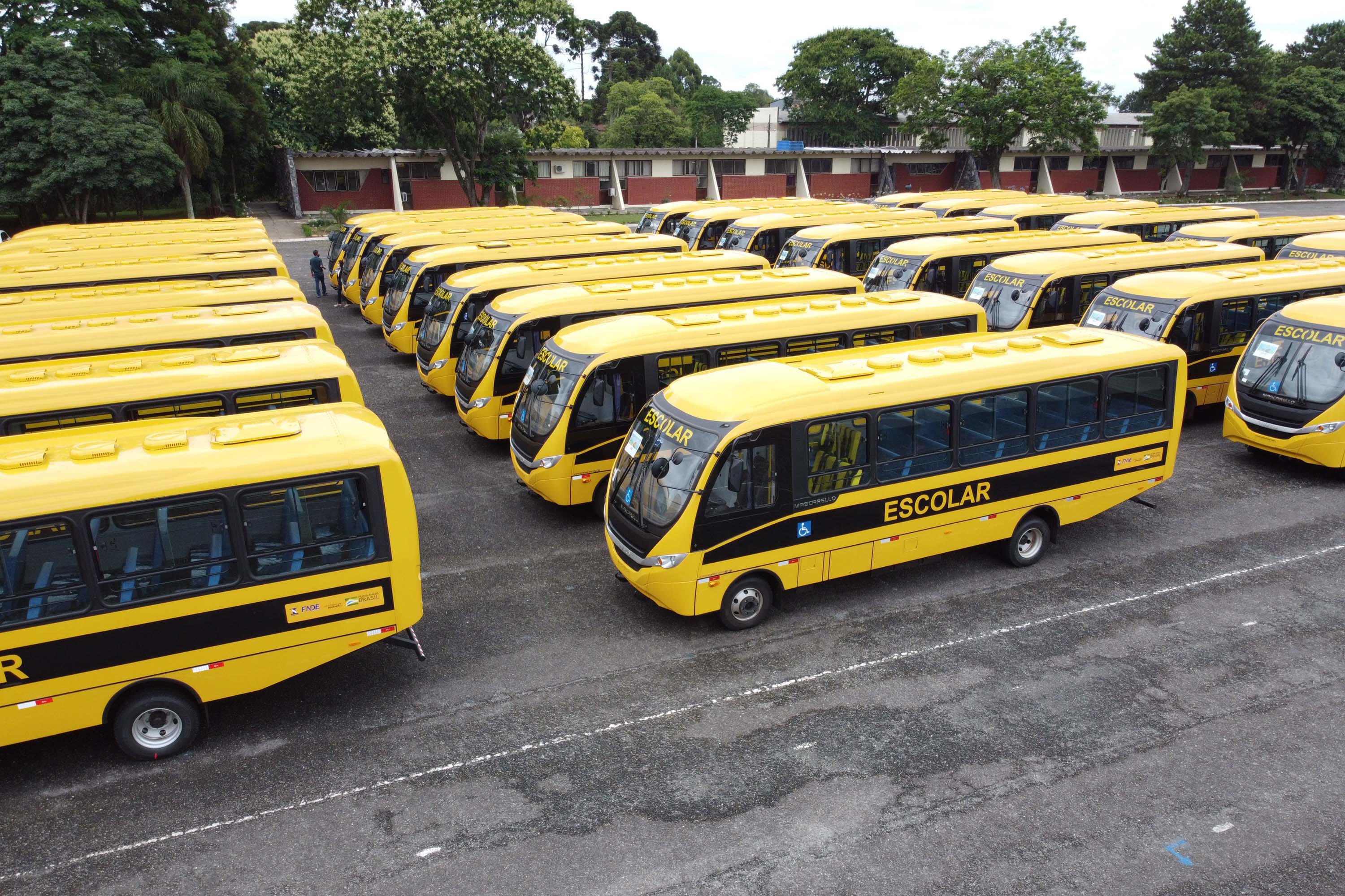 Onibus Escolar Rural O governador Carlos Massa Ratinho Junior realiza nesta terca-feira (15), a entrega 45 Ônibus Rural Escolar acompanhado do ministro da Educação, Milton Ribeiro e do secretario de Educacao Renato Feder. Curitiba, 15/11/2020. Foto: Geraldo Bubniak/AEN