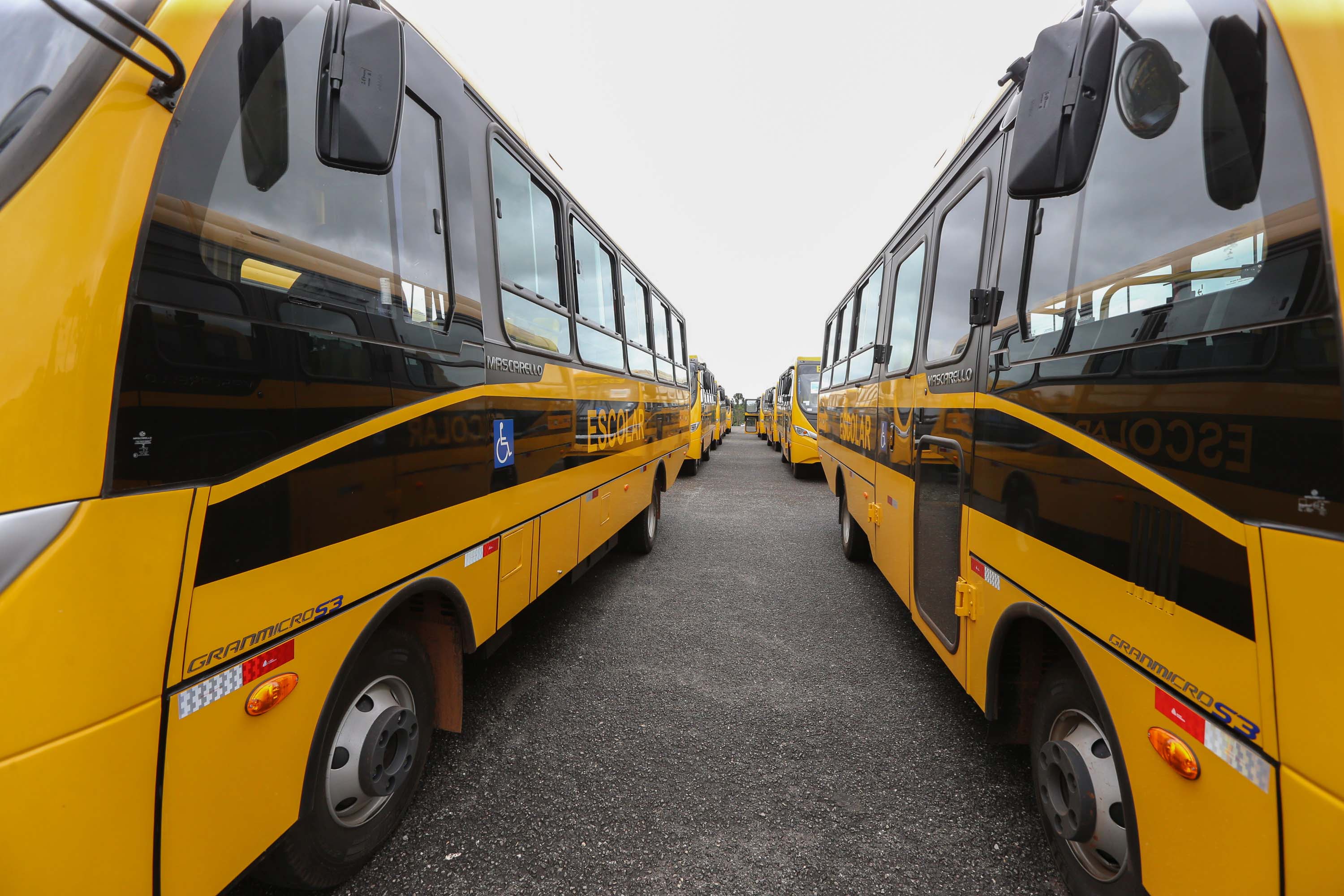 Onibus Escolar Rural O governador Carlos Massa Ratinho Junior realiza nesta terca-feira (15), a entrega 45 Ônibus Rural Escolar acompanhado do ministro da Educação, Milton Ribeiro e do secretario de Educacao Renato Feder. Curitiba, 15/11/2020. Foto: Geraldo Bubniak/AEN