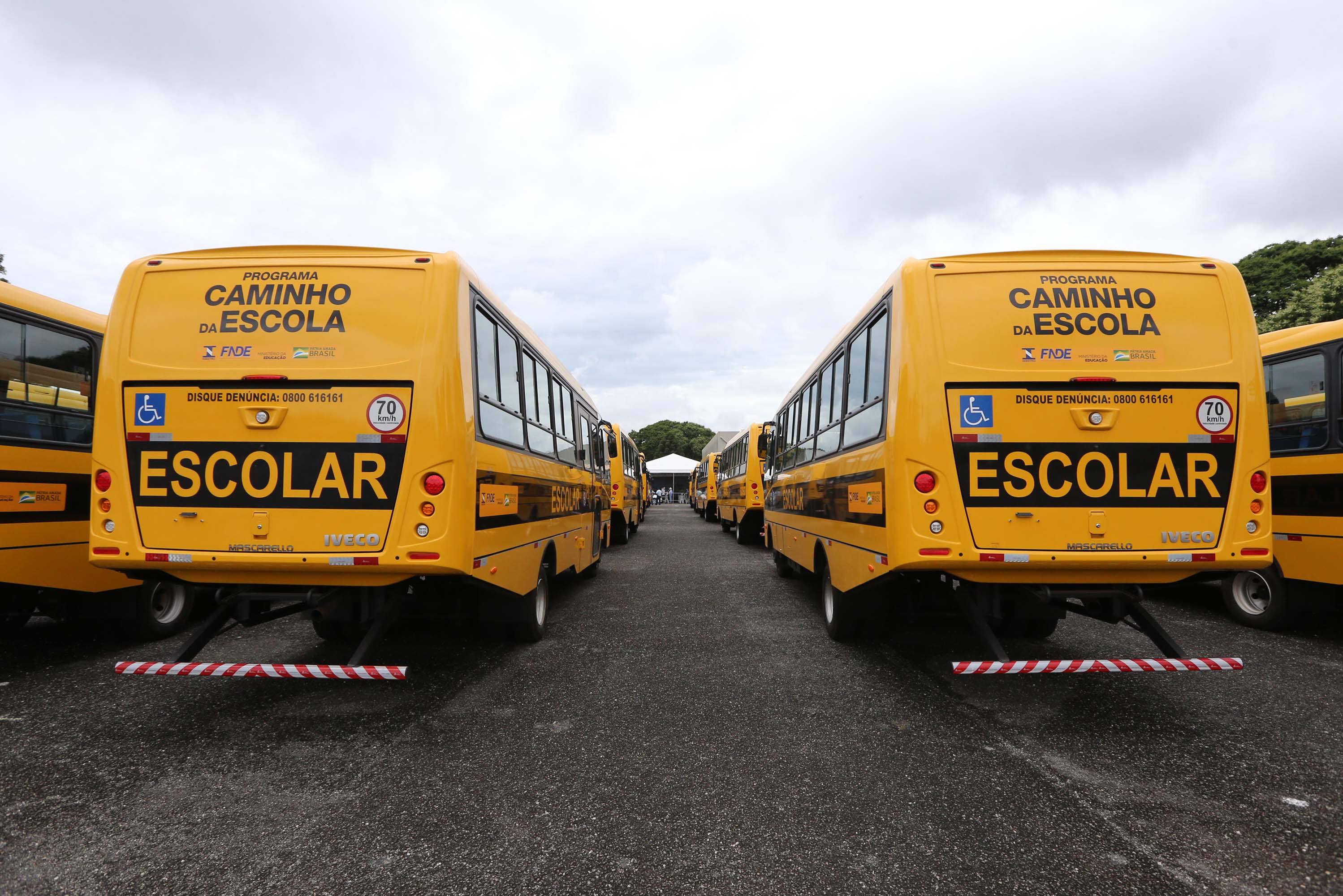 Onibus Escolar Rural O governador Carlos Massa Ratinho Junior realiza nesta terca-feira (15), a entrega 45 Ônibus Rural Escolar acompanhado do ministro da Educação, Milton Ribeiro e do secretario de Educacao Renato Feder. Curitiba, 15/11/2020. Foto: Geraldo Bubniak/AEN