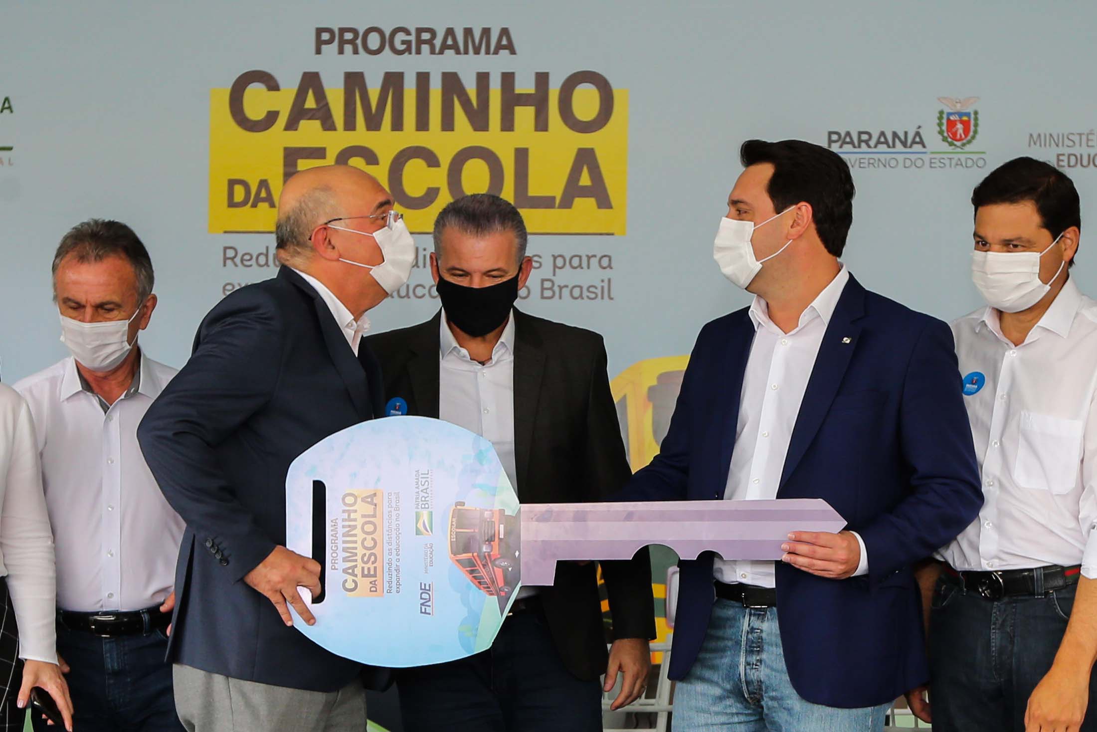 O governador Carlos Massa Ratinho Junior entregou 45 ônibus escolares para serem usados prioritariamente por estudantes residentes em áreas rurais e ribeirinhas do Paraná