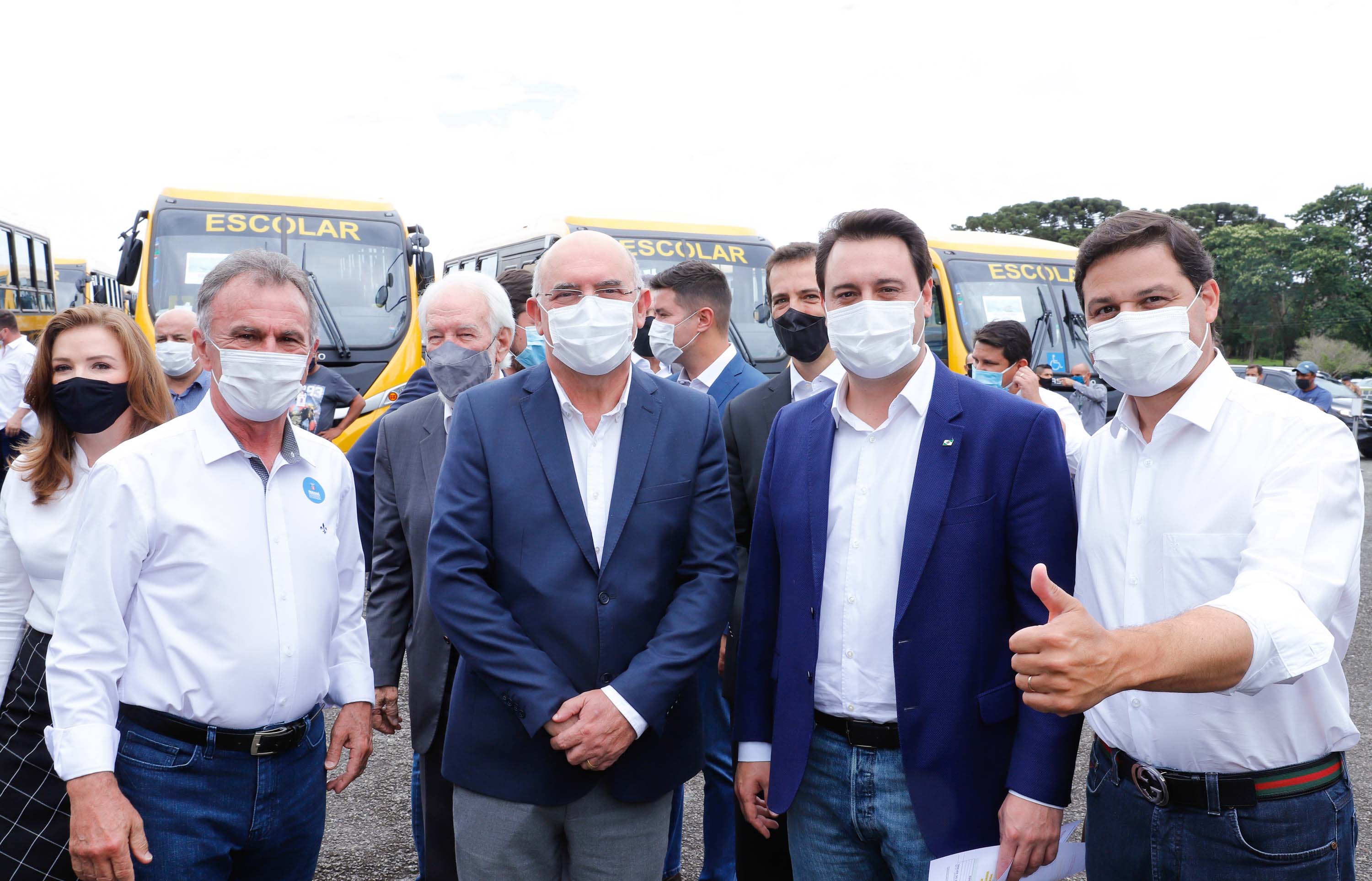 O governador Carlos Massa Ratinho Junior entregou 45 ônibus escolares para serem usados prioritariamente por estudantes residentes em áreas rurais e ribeirinhas do Paraná. A entrega foi nesta terça-feira (15). O objetivo é renovar, ampliar a padronizar a frota de veículos escolares da Rede Pública de Ensino. Adaptados com tração nas quatro rodas e acessibilidade para os portadores de algum tipo de deficiência, os veículos vão atender 39 municípios, de diferentes regiões, nesta primeira fase.