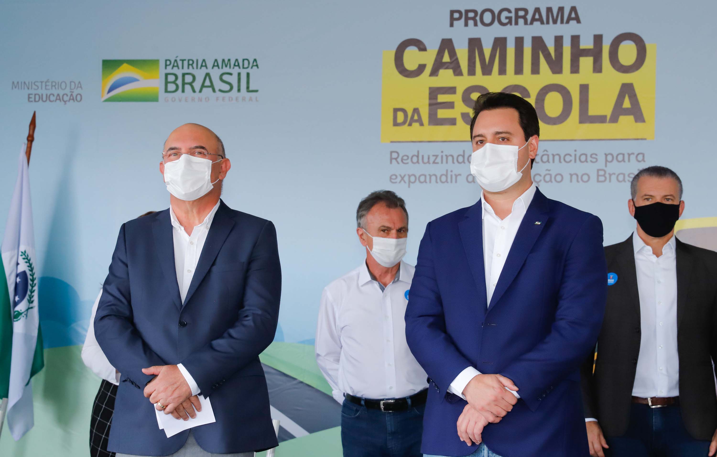 O governador Carlos Massa Ratinho Junior entregou 45 ônibus escolares para serem usados prioritariamente por estudantes residentes em áreas rurais e ribeirinhas do Paraná. A entrega foi nesta terça-feira (15). O objetivo é renovar, ampliar a padronizar a frota de veículos escolares da Rede Pública de Ensino. Adaptados com tração nas quatro rodas e acessibilidade para os portadores de algum tipo de deficiência, os veículos vão atender 39 municípios, de diferentes regiões, nesta primeira fase.