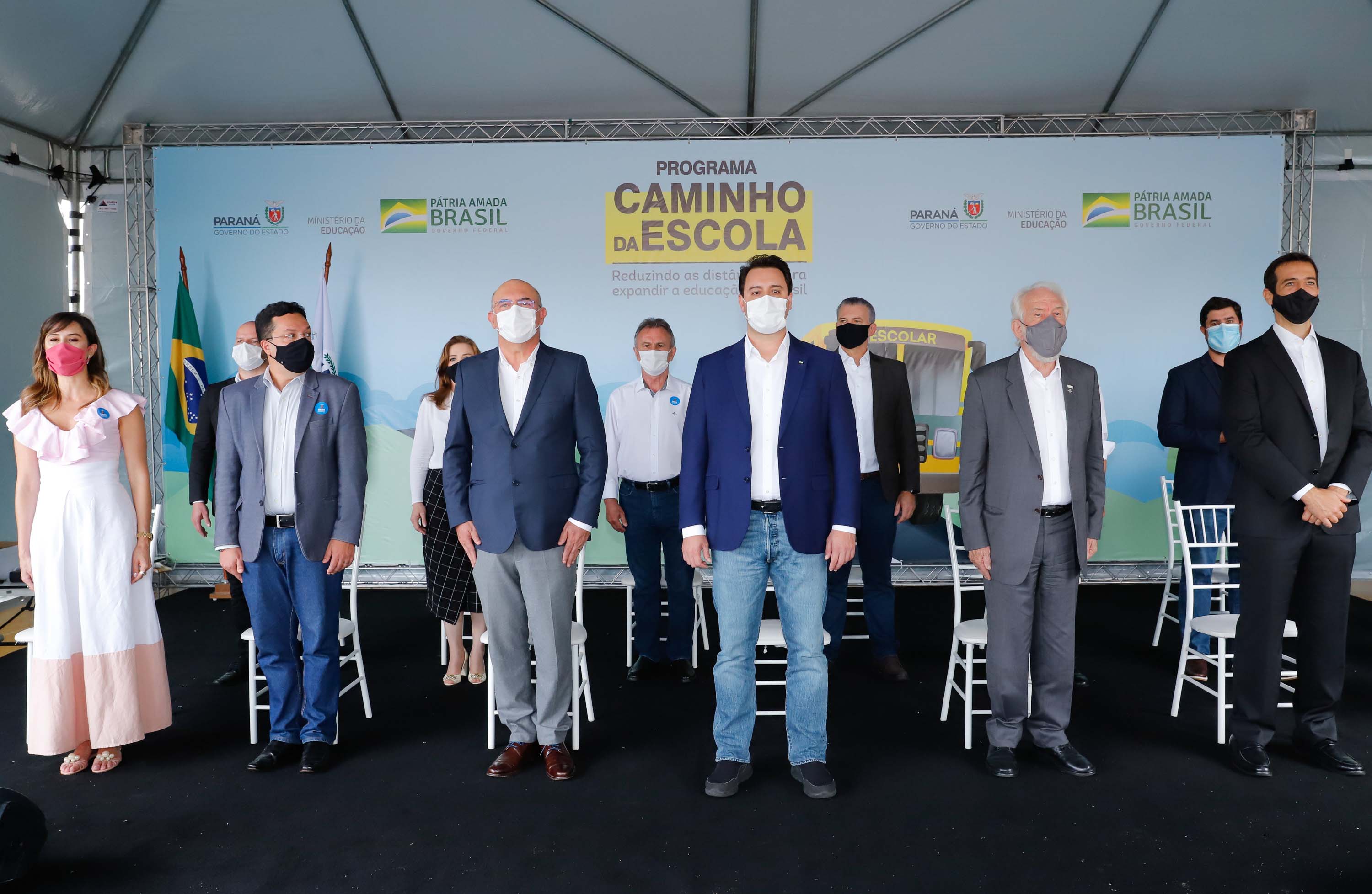 O governador Carlos Massa Ratinho Junior entregou 45 ônibus escolares para serem usados prioritariamente por estudantes residentes em áreas rurais e ribeirinhas do Paraná. A entrega foi nesta terça-feira (15). O objetivo é renovar, ampliar a padronizar a frota de veículos escolares da Rede Pública de Ensino. Adaptados com tração nas quatro rodas e acessibilidade para os portadores de algum tipo de deficiência, os veículos vão atender 39 municípios, de diferentes regiões, nesta primeira fase.