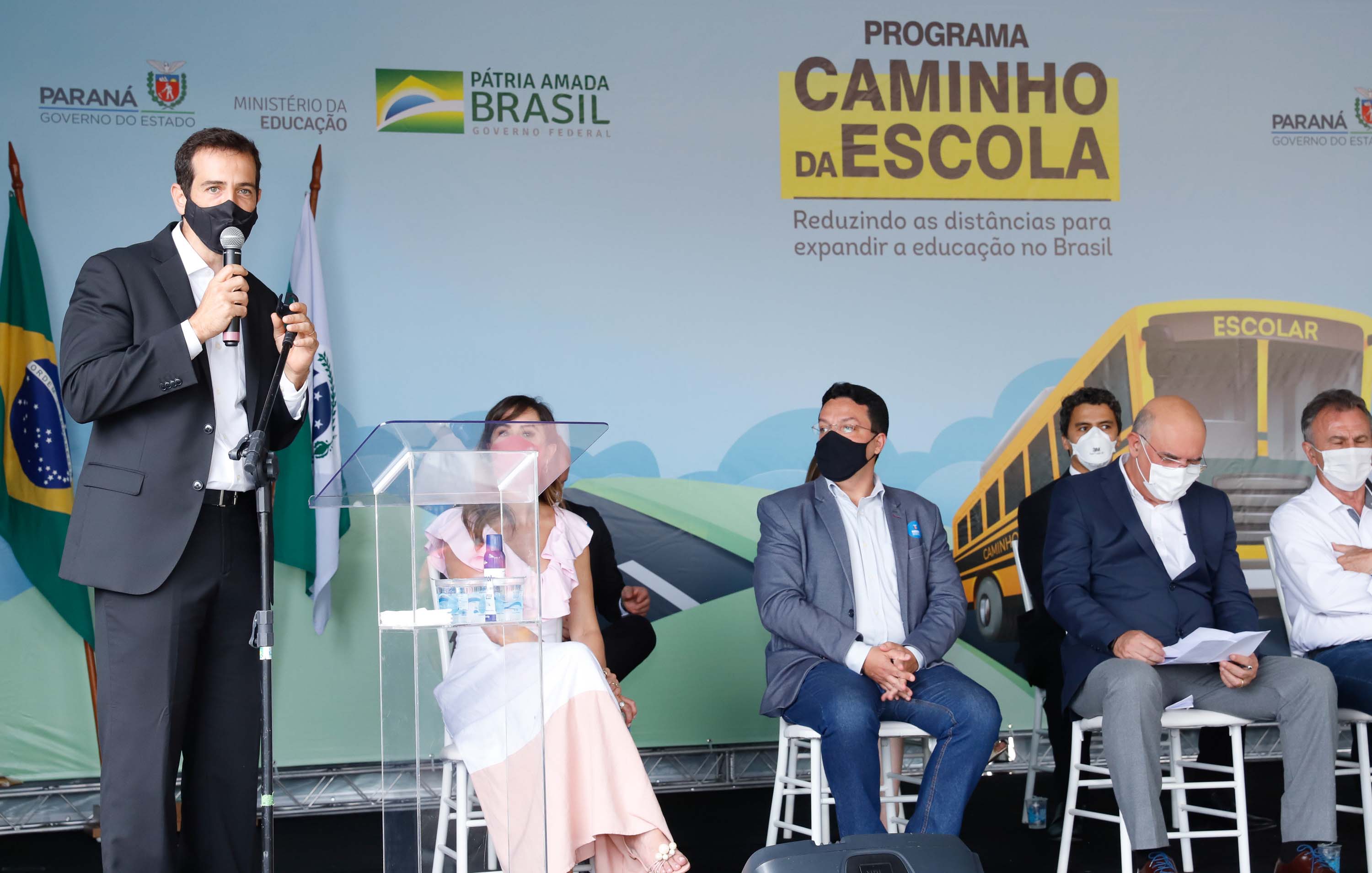 O governador Carlos Massa Ratinho Junior entregou 45 ônibus escolares para serem usados prioritariamente por estudantes residentes em áreas rurais e ribeirinhas do Paraná. A entrega foi nesta terça-feira (15). O objetivo é renovar, ampliar a padronizar a frota de veículos escolares da Rede Pública de Ensino. Adaptados com tração nas quatro rodas e acessibilidade para os portadores de algum tipo de deficiência, os veículos vão atender 39 municípios, de diferentes regiões, nesta primeira fase.
