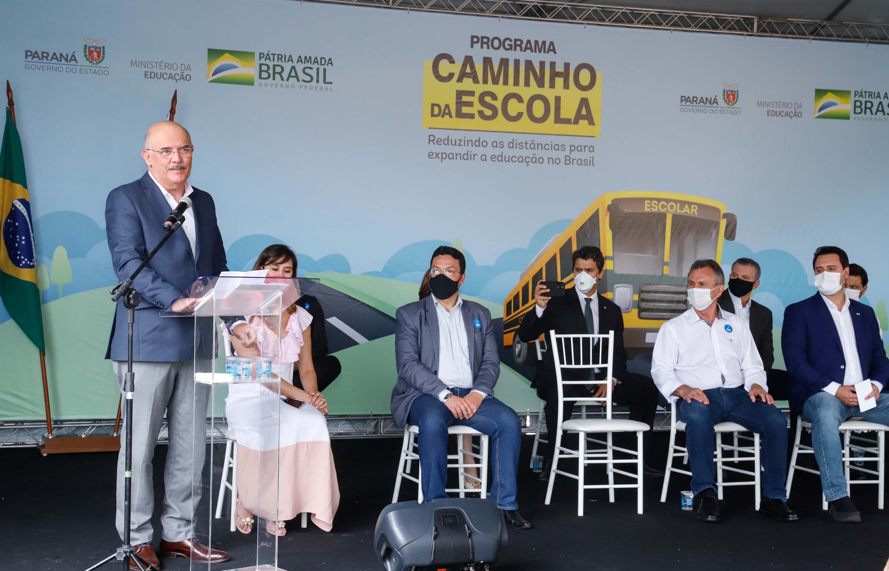 O governador Carlos Massa Ratinho Junior entregou 45 ônibus escolares para serem usados prioritariamente por estudantes residentes em áreas rurais e ribeirinhas do Paraná. A entrega foi nesta terça-feira (15). O objetivo é renovar, ampliar a padronizar a frota de veículos escolares da Rede Pública de Ensino. Adaptados com tração nas quatro rodas e acessibilidade para os portadores de algum tipo de deficiência, os veículos vão atender 39 municípios, de diferentes regiões, nesta primeira fase.