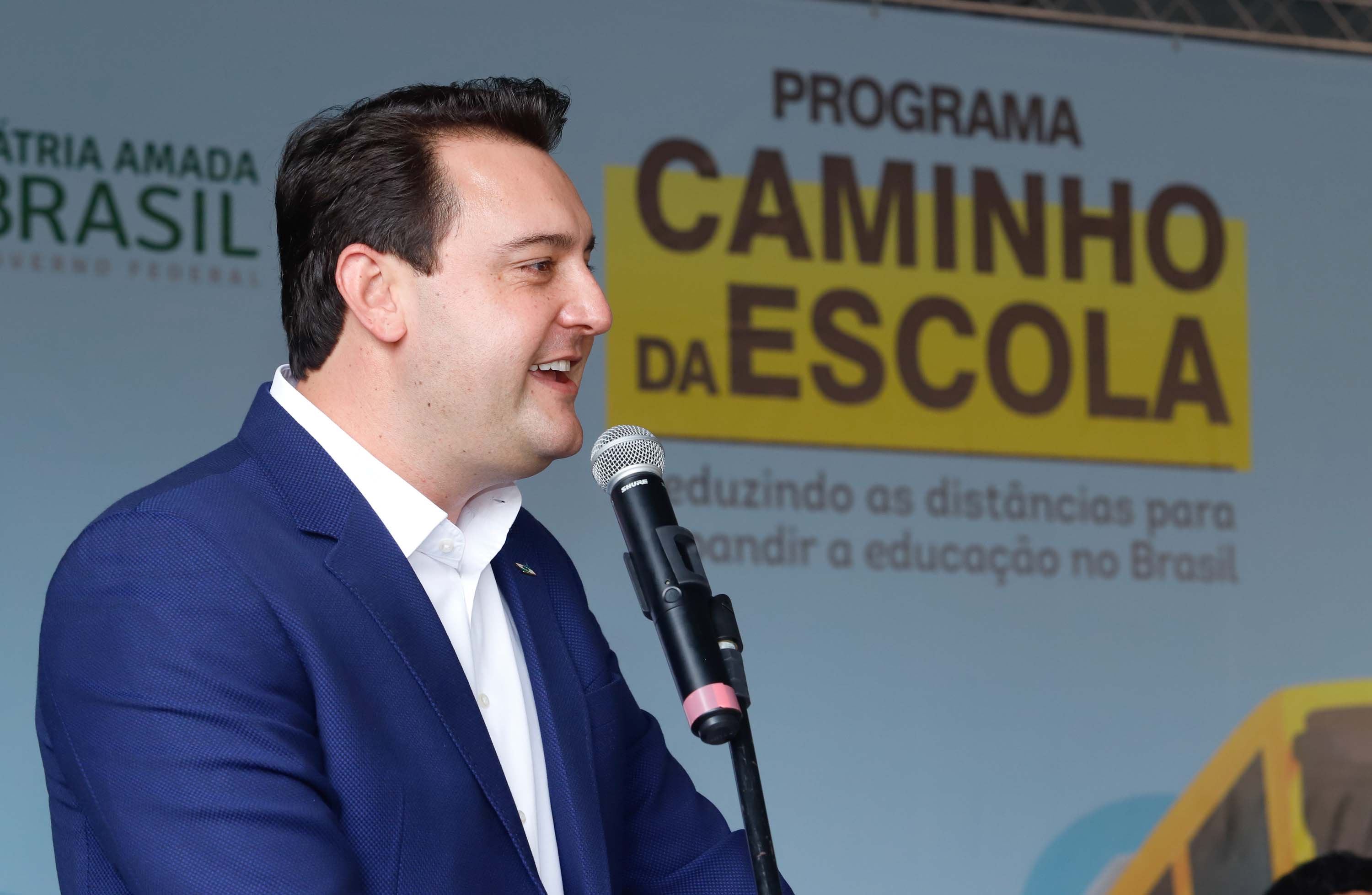 O governador Carlos Massa Ratinho Junior entregou 45 ônibus escolares para serem usados prioritariamente por estudantes residentes em áreas rurais e ribeirinhas do Paraná. A entrega foi nesta terça-feira (15). O objetivo é renovar, ampliar a padronizar a frota de veículos escolares da Rede Pública de Ensino. Adaptados com tração nas quatro rodas e acessibilidade para os portadores de algum tipo de deficiência, os veículos vão atender 39 municípios, de diferentes regiões, nesta primeira fase.