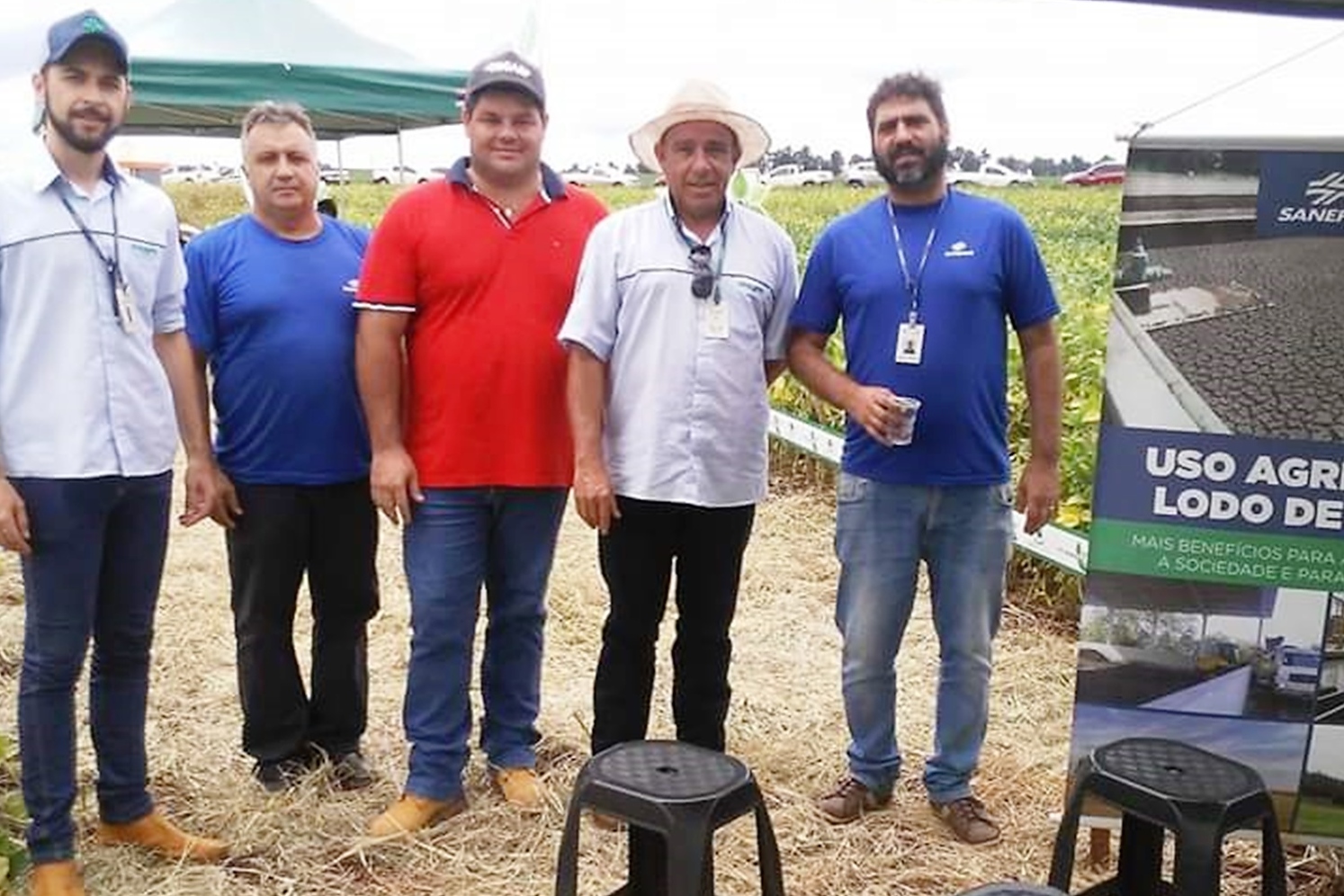 Técnicos da Sanepar e do IDR orientam agricultores sobre aplicação segura do lodo
Foto: SANEPAR