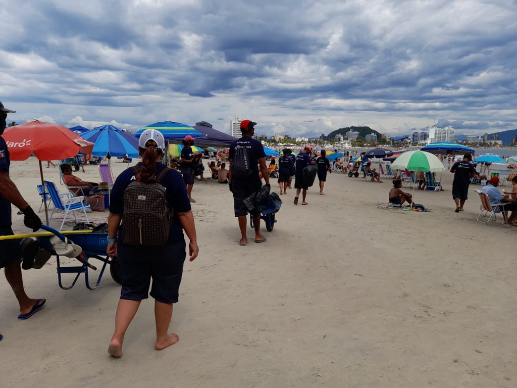 Equipe percorre todos os dias 48 km de areia e faz coleta manual  -  Curitiba, 04/01/2021  -  Foto: Divulgação Sanepar